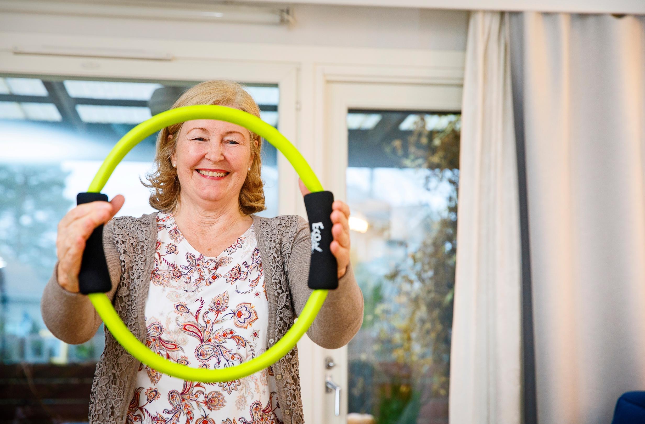 Tuija on saanut harjoitteluunsa tukea ja rohkaisua fysioterapeutilta. Syyskuun lopulla hän pystyi vihdoin nostamaan kätensä suoraan ylös.