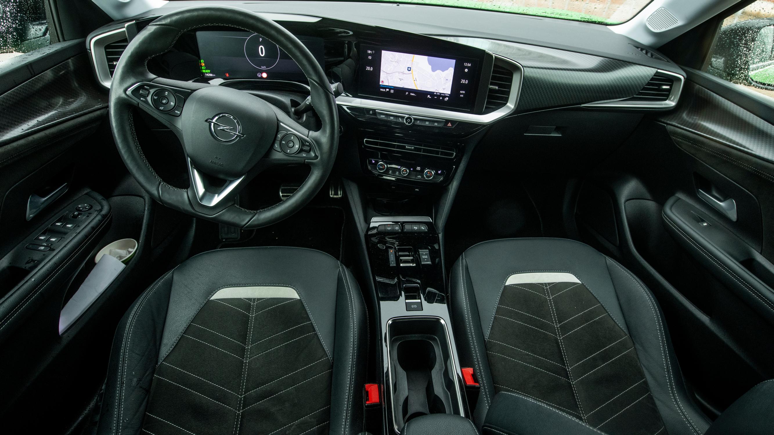 Opel Mokka-e Executive 136 A ohjaamo