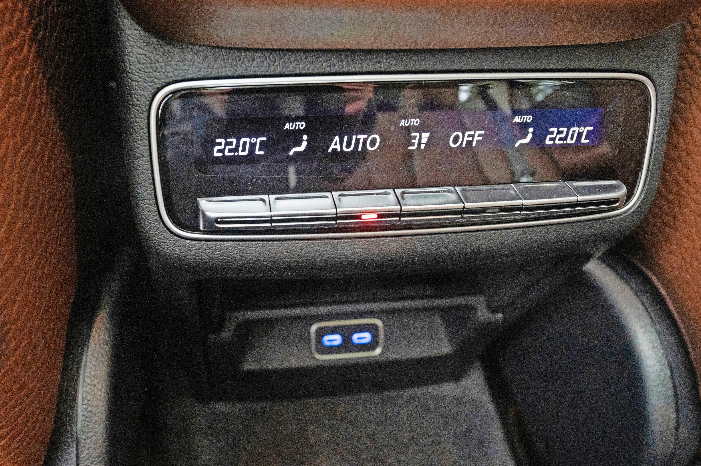 Mercedes-Benz GLE 350:n takapenkkiläisille löytyy oma lämmityslaitteen säätöyksikkönsä.