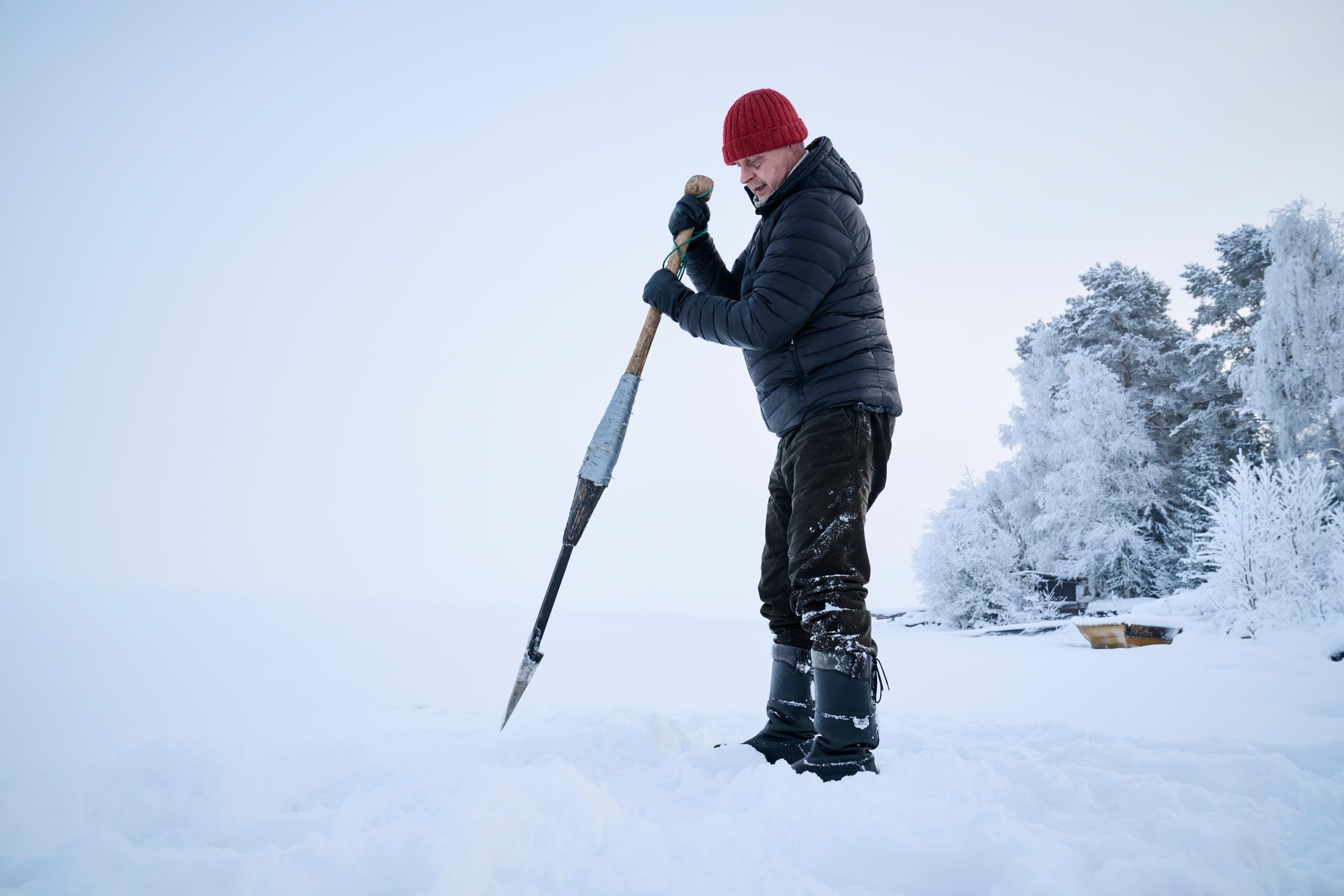 Talvivaara. Purkuputken siirto lopetti kalatukkureiden ostot järveltä. Paavo Huuskon työt loppuivat.