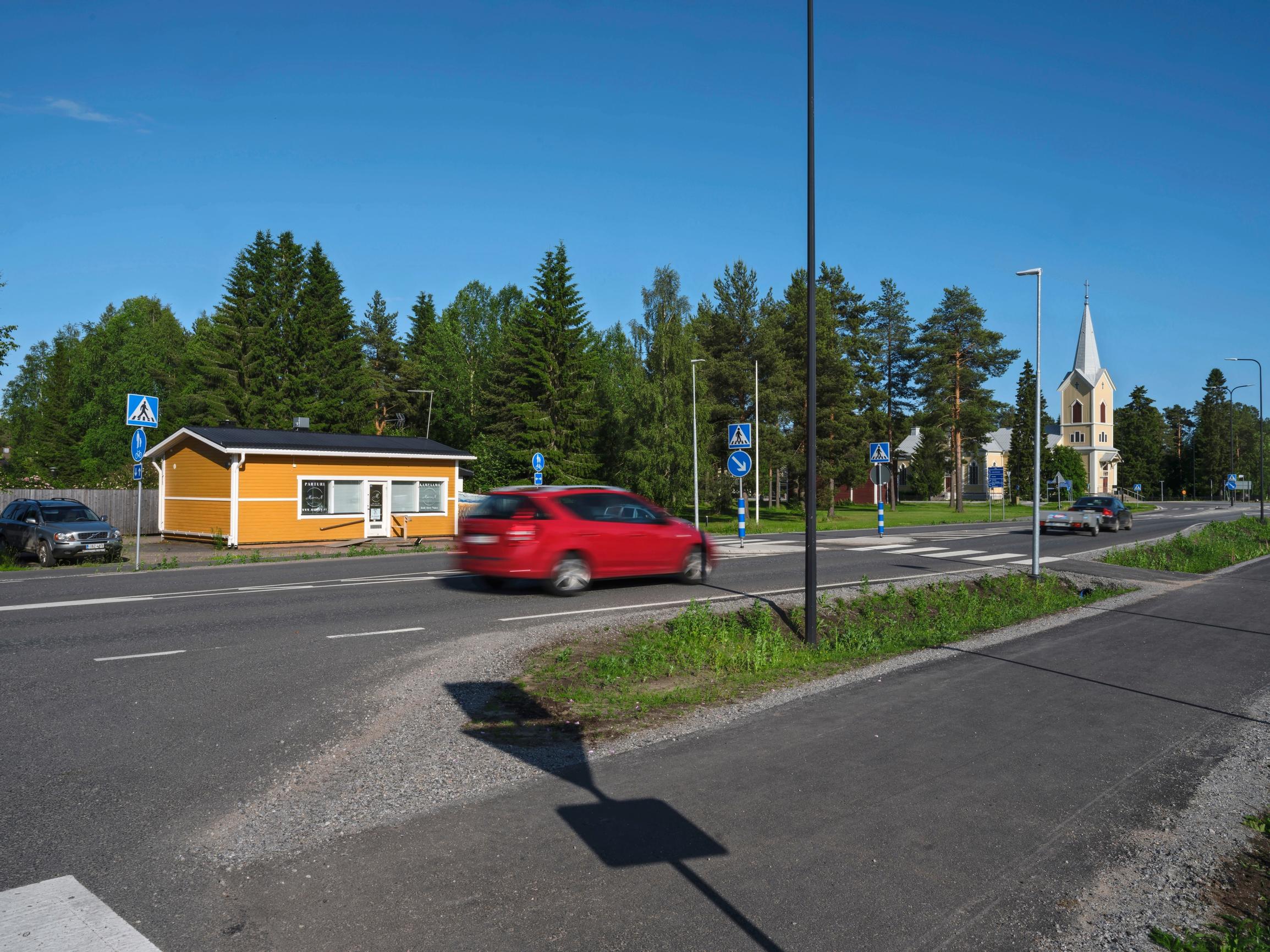 Pohjois-Pohjanmaan kuntien tanssilavat ja grillijonot ovat aikaisemmin olleet kohtaamispaikkoja, joissa tarinoiden mukaan nujakointiakin syntyi. Kuvassa näkyy entisen Tikin grillin rakennus Tyrnävällä.