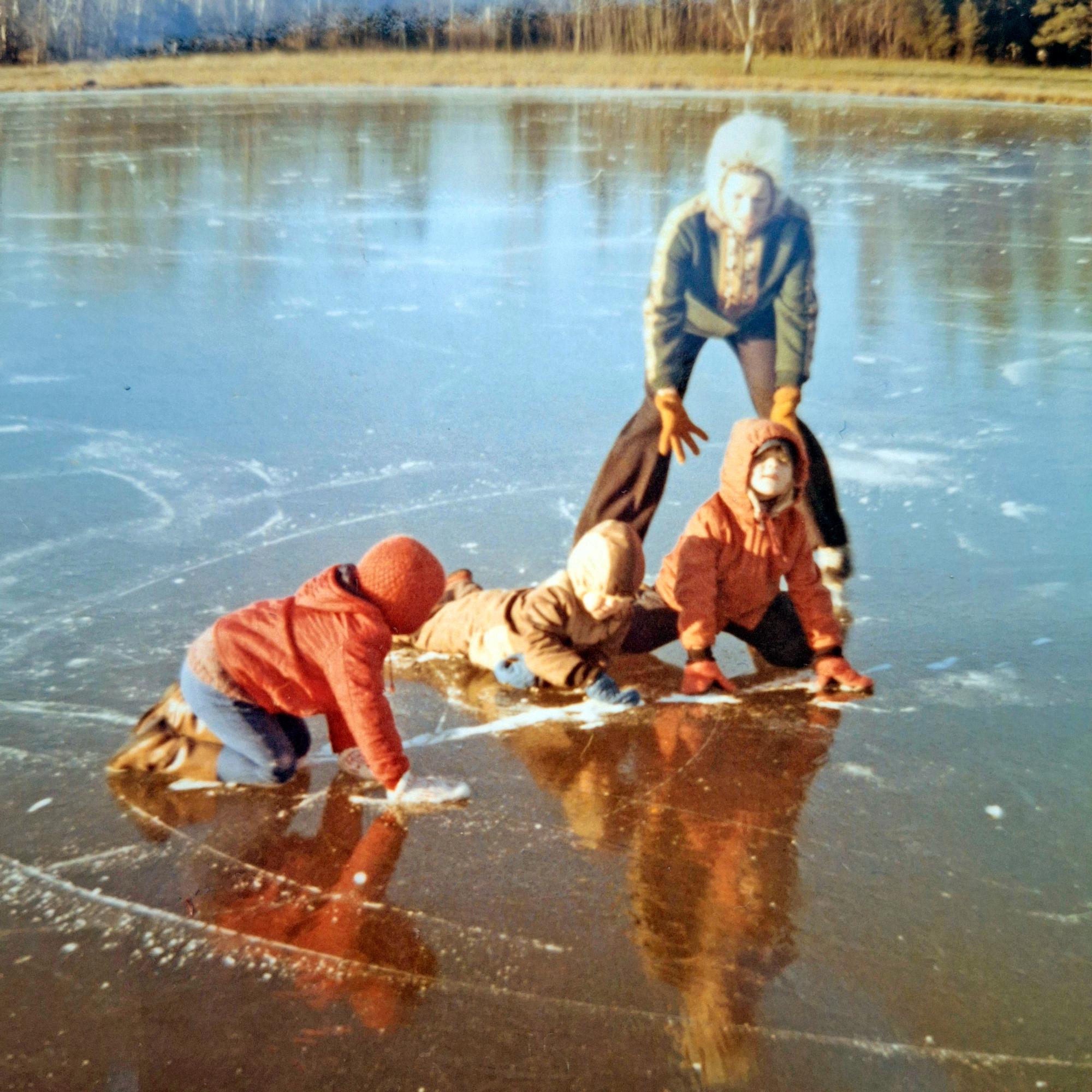 Matleena Kuusniemi asui lapsena Pusulassa ja oli kovasti kiiltävän perään – ”Kerran meinasin hukkua lusikan takia”