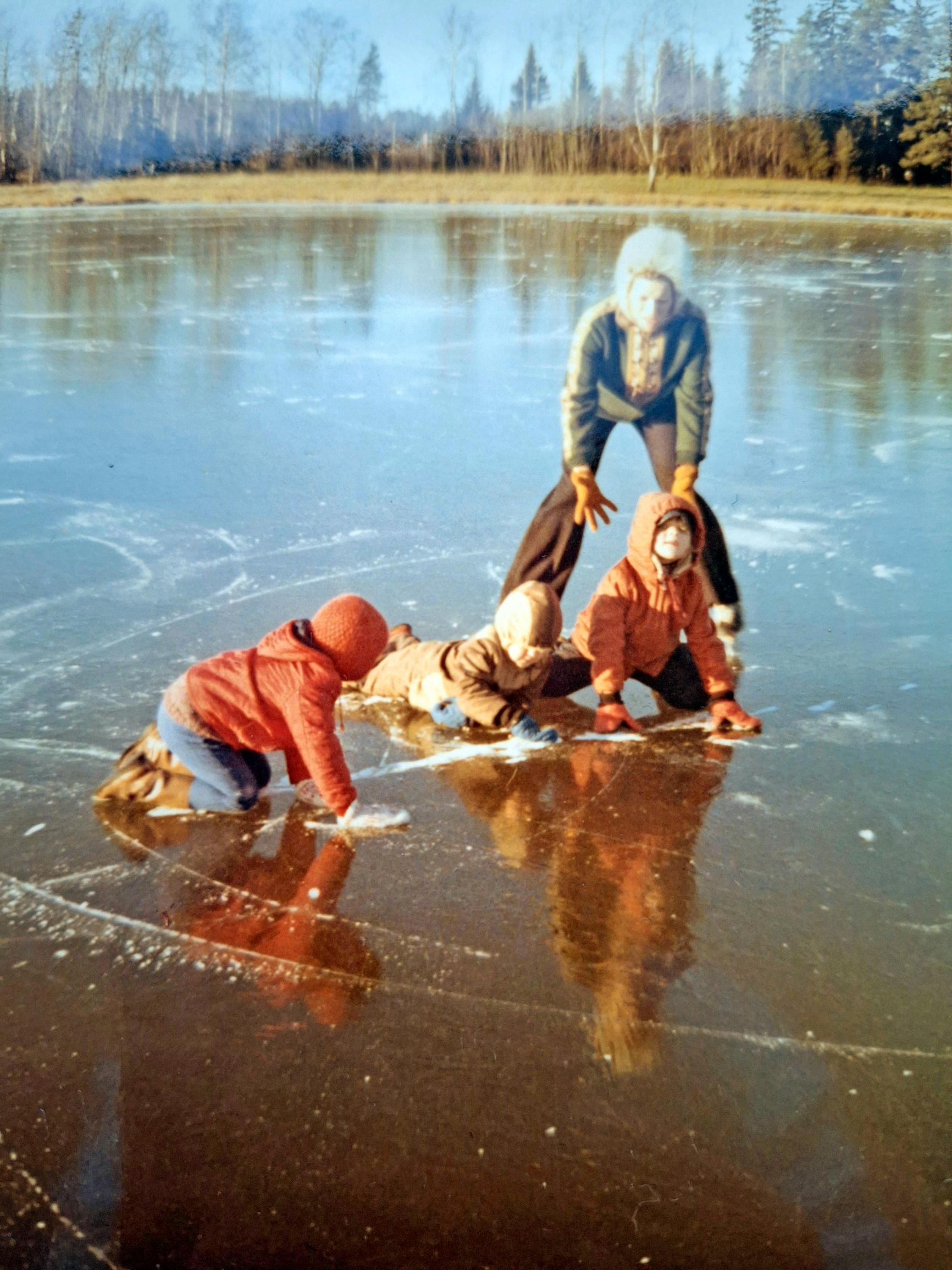 Matleena Kuusniemi asui lapsena Pusulassa ja oli kovasti kiiltävän perään – ”Kerran meinasin hukkua lusikan takia”