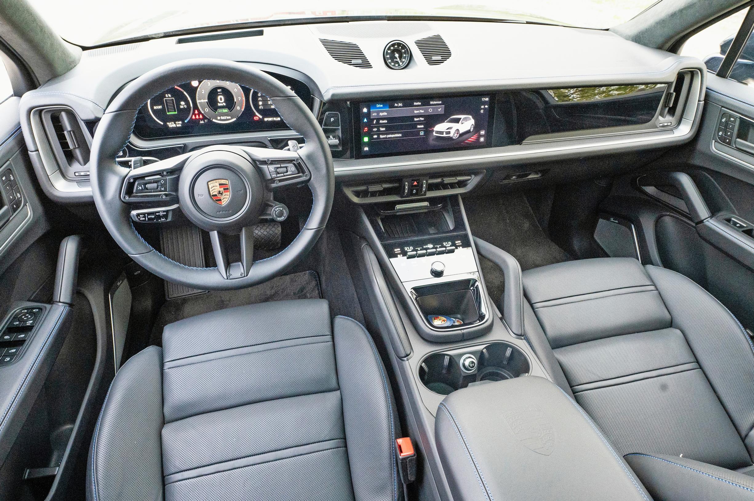 Porsche Cayenne E-Hybridin ohjaamoilme on uudistunut päivityksessä selvästi. Kolmipuolainen ohjauspyörä tuo mieleen Porschen urheiluautomallit.