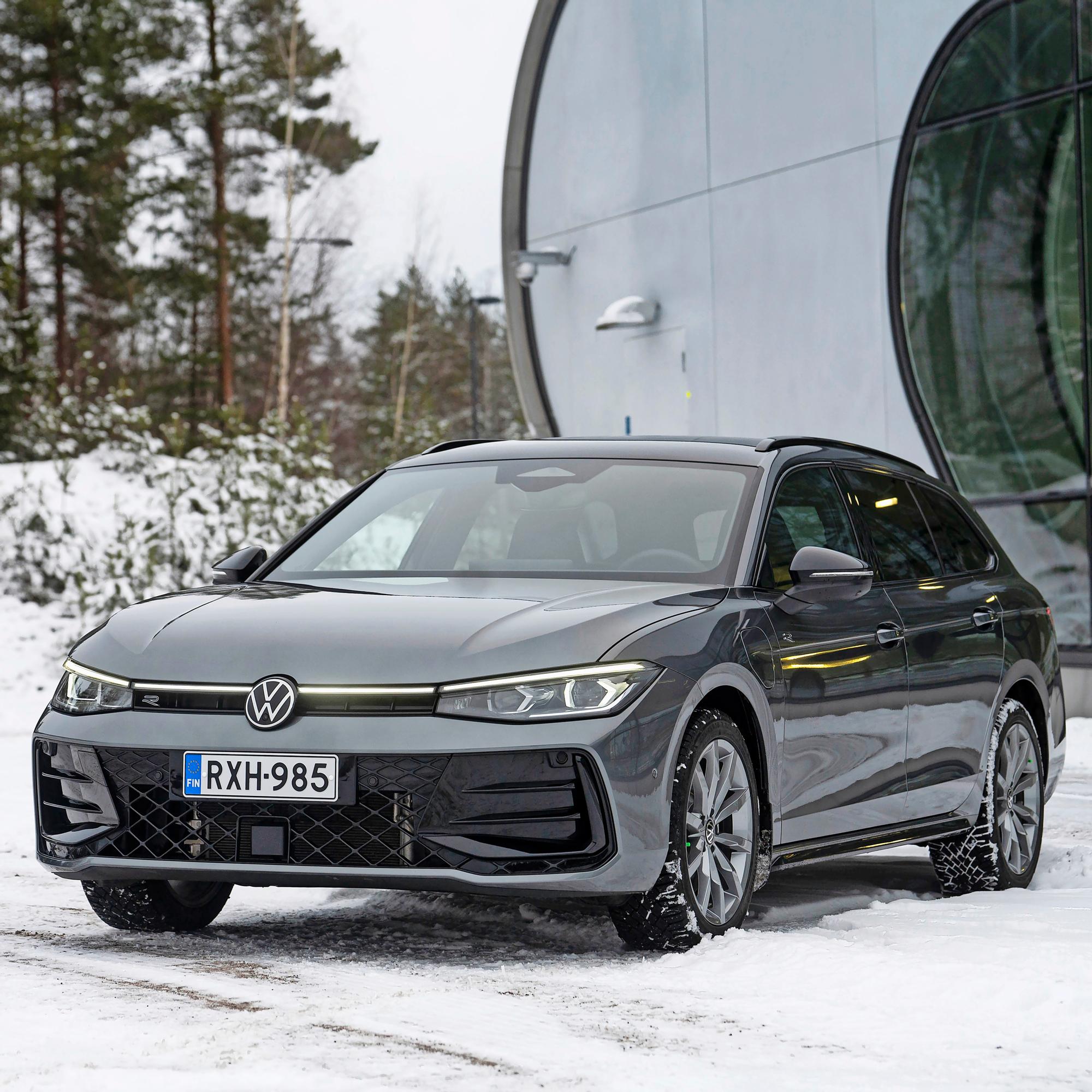 Volkswagen Passat eHybrid – Jos haluaa ajaa pitkälle ilman jatkuvaa lataamista ja tankkaamista, niin tämä Passat on ihan ykköslähdön auto