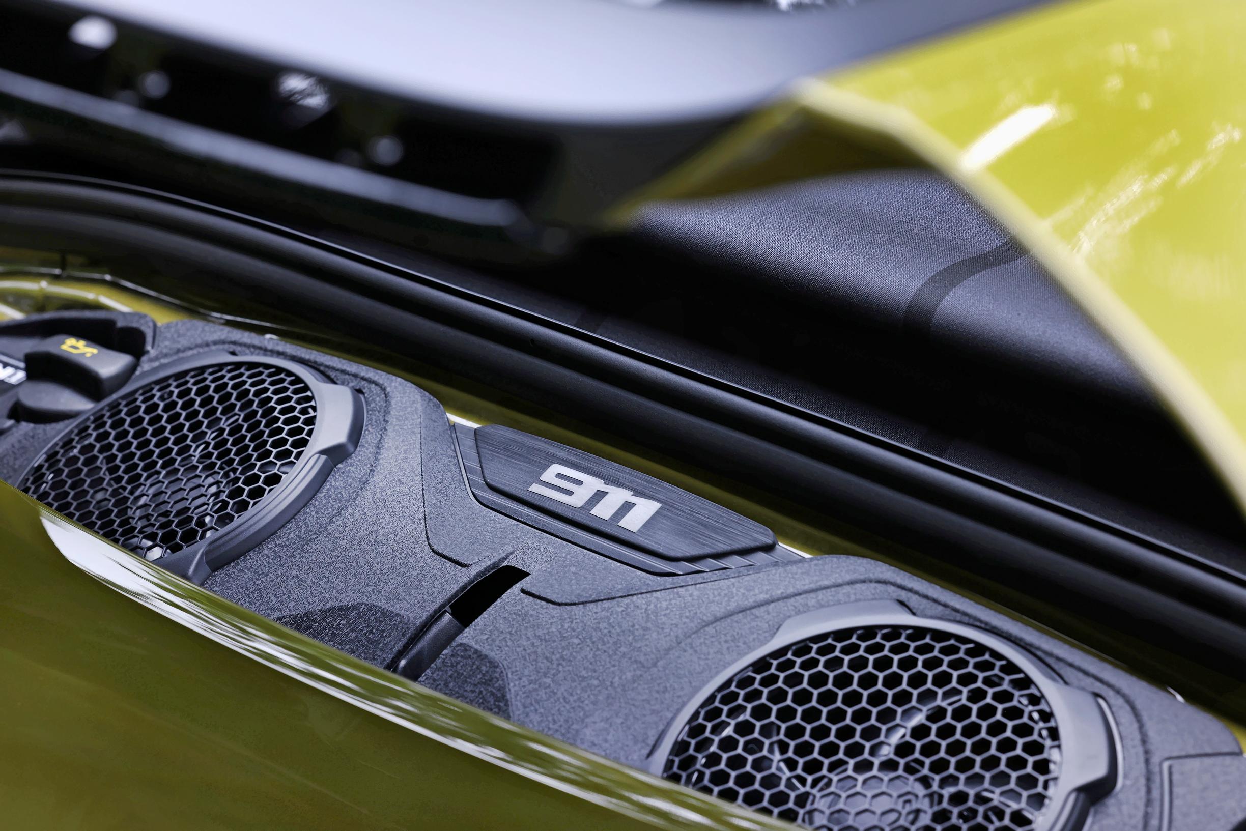 Porsche 911 Spirit 70:n moottoria ei pääse ihailemaan tämän lähempää. Onneksi sen kuulee.