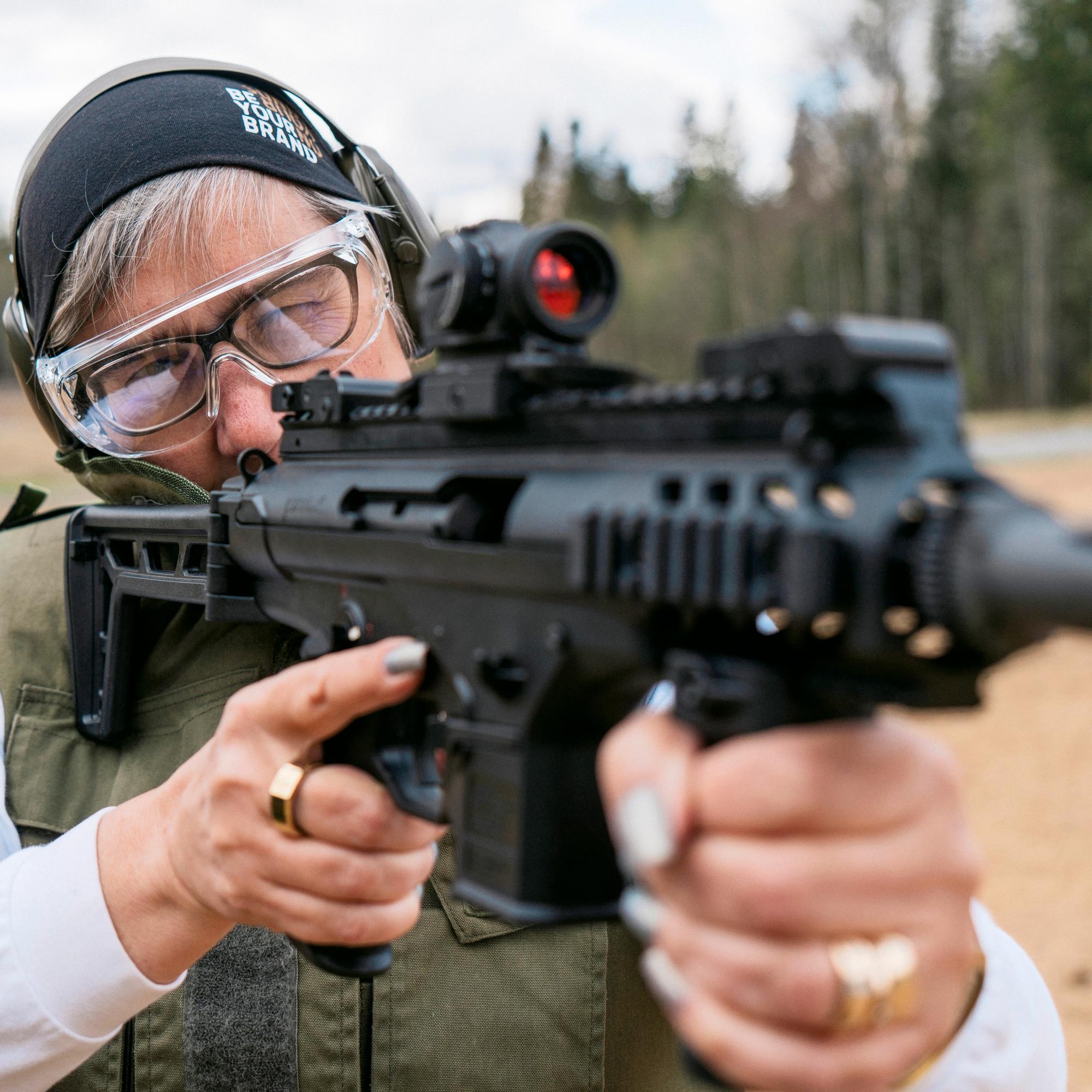 "Lataa ja varmista, saa ampua!" − Vapaaehtoisille maanpuolustuskursseille on nyt tunkua, eivätkä kaikki halukkaat mahdu mukaan