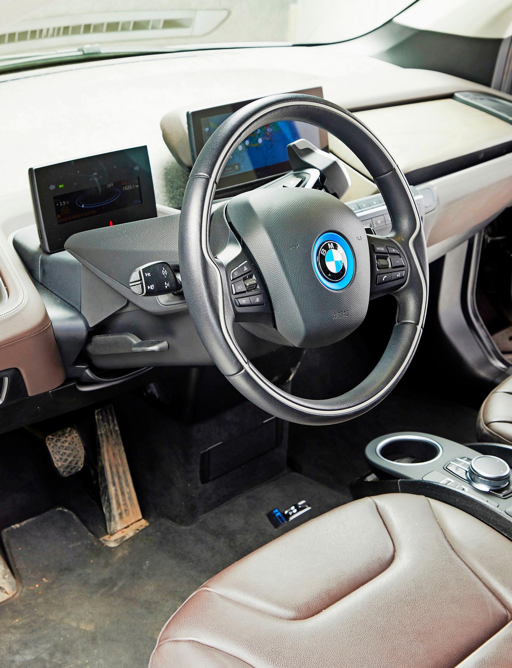 BMW i3s:n ohjaamossa kuljettaja tapaa BMW:n funktionaalista minimalismia.