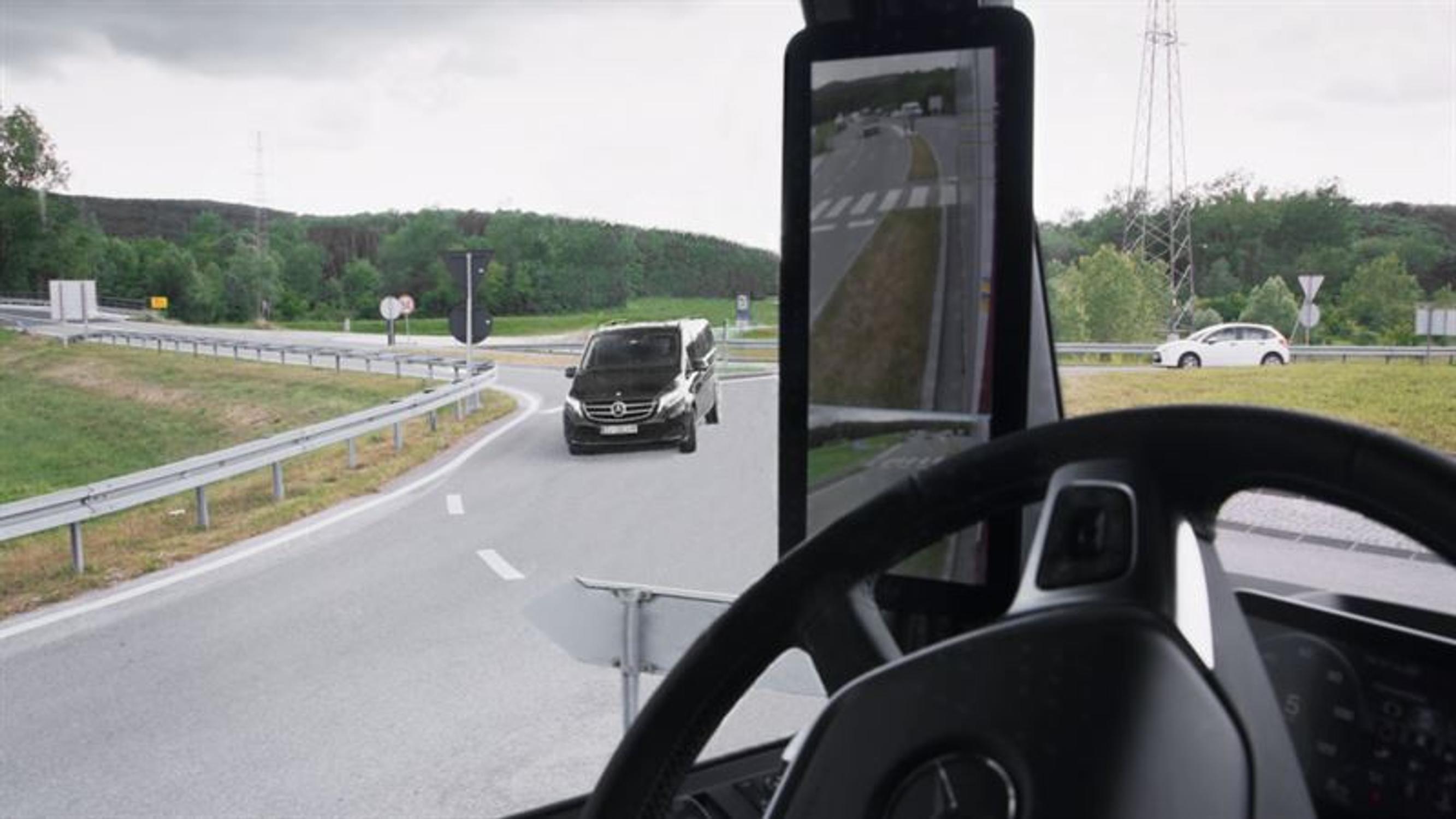 Autonvalmistajien uusi villitys: Kamerat taustapeilien tilalle – onko se edes mahdollista?