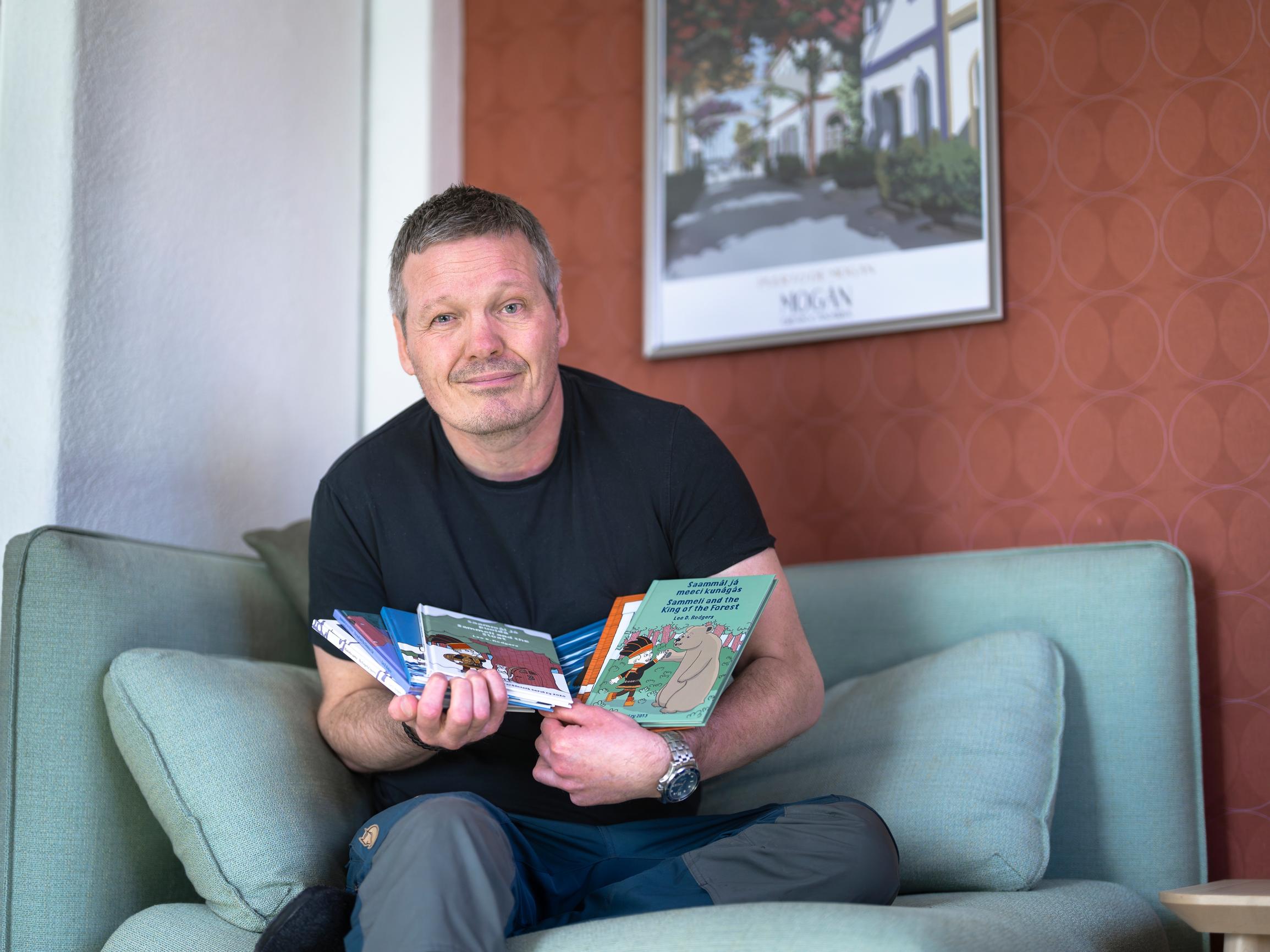 Brittiopiskelijasta kuoriutui Suomessa satukirjailija – "Kirjani ovat kaksikielisiä"