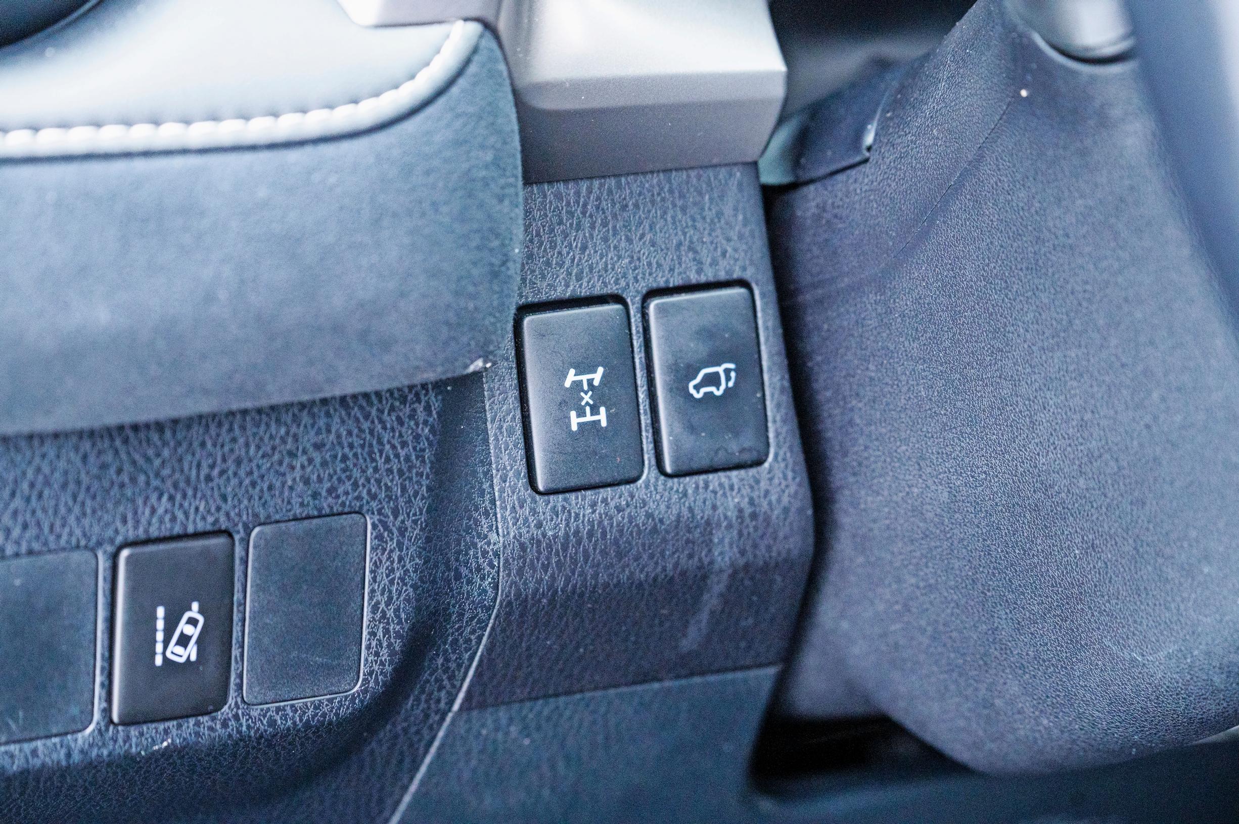 Toyota RAV4:n ohjainten tuo keskimmäinen nappi, onkohan se nelivedon keskilukituksen kytkin? Painelimme sitä, mutta sutimaan jäimme.