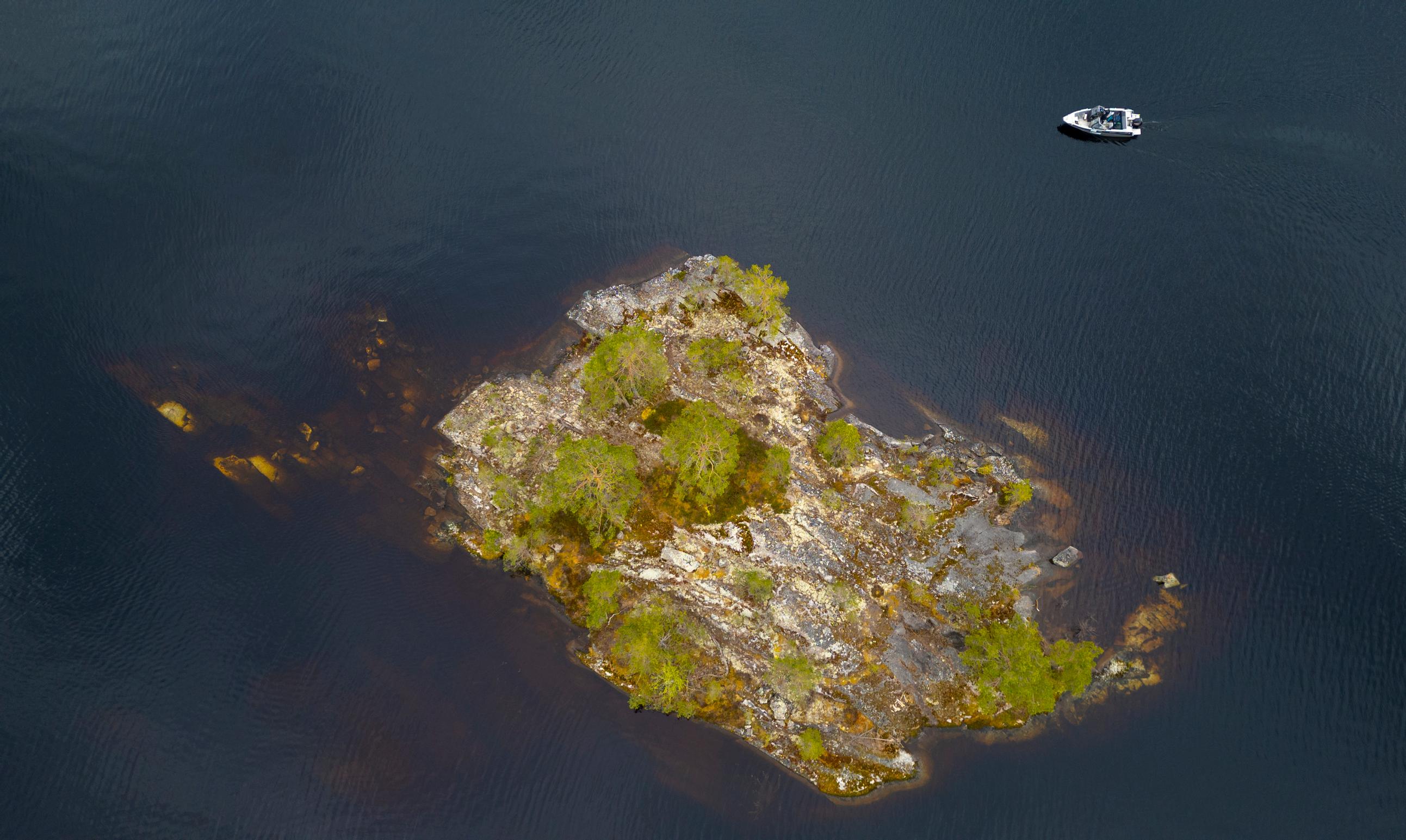 Saimaan saari on lähes mystisen kaunis kesäisenä iltana.