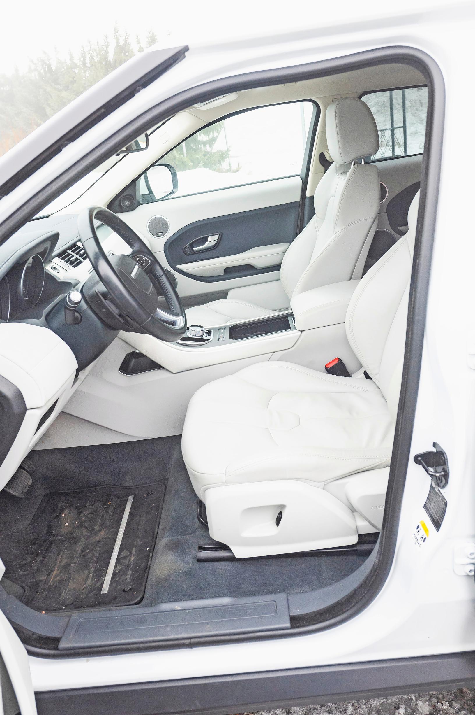 Range Rover Evoquen valkoinen nahka luo sisään ylellisen tunnelman, mutta verhous vaatii erityistä huolenpitoa.
