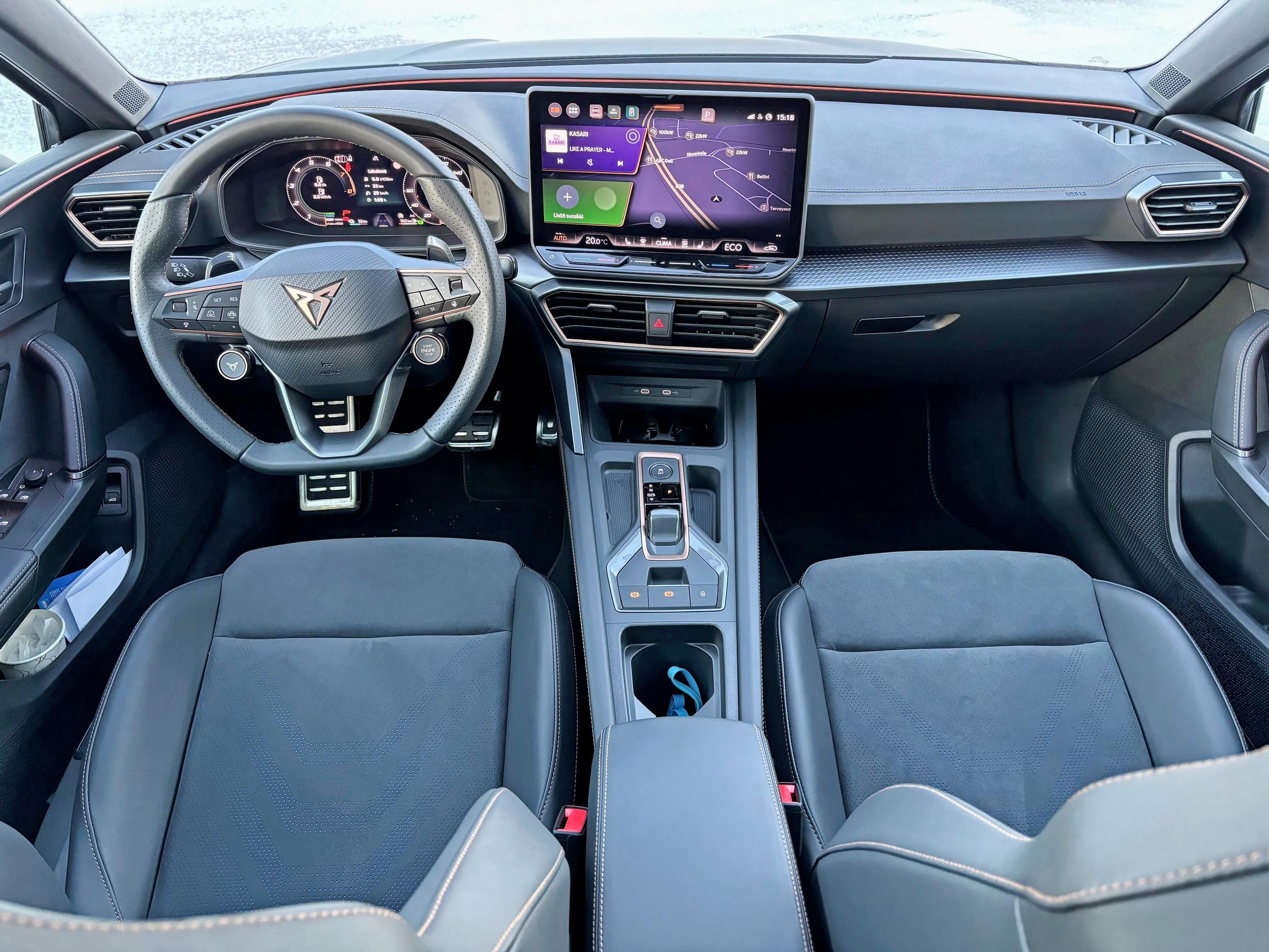 Cupra Leon Sportstourerin ohjaamoa on somisteltu Cupralle tyypillisesti kuparijäljitelmällä. Keskinäyttö on kallistettu kuljettajaa kohti.