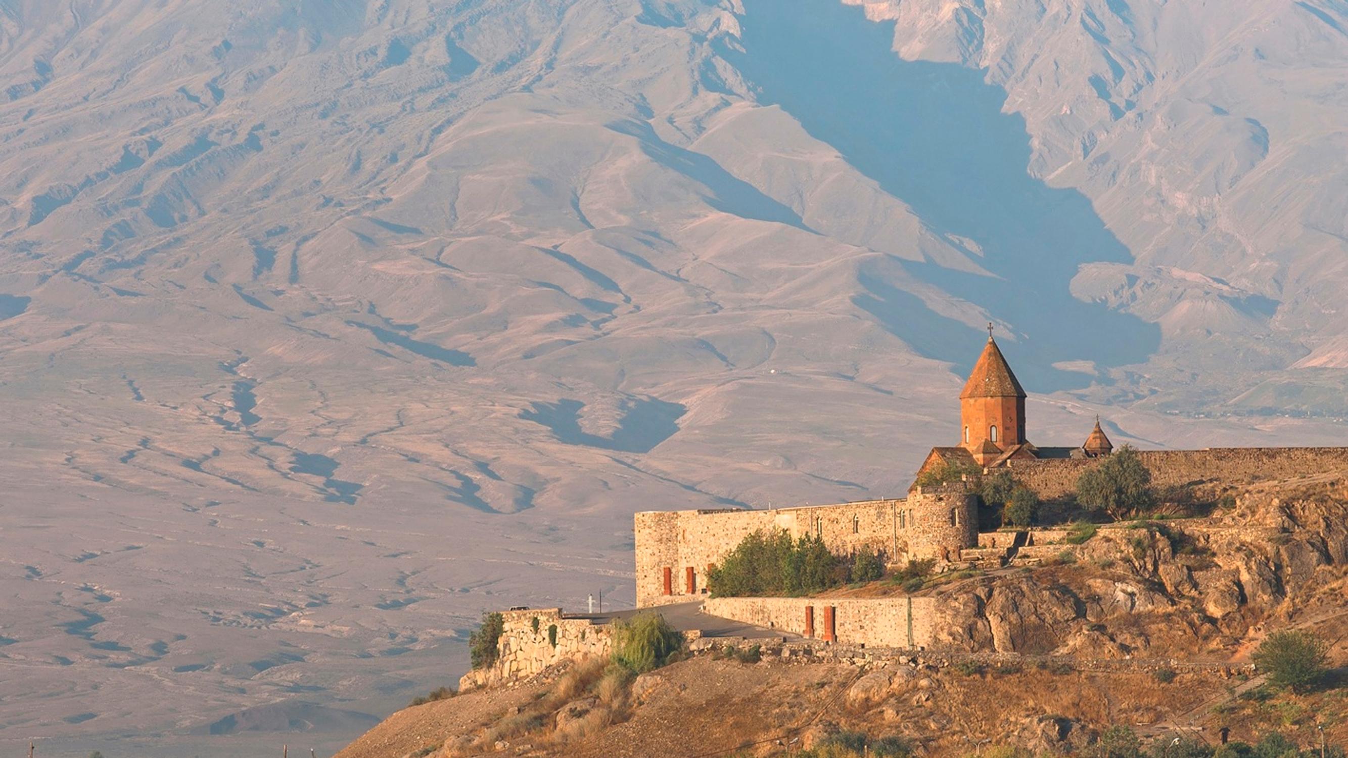 Upeita vuorimaisemia, koskettavaa historiaa ja viiniharvinaisuuksia – Tällainen maa on harvojen tuntema Armenia