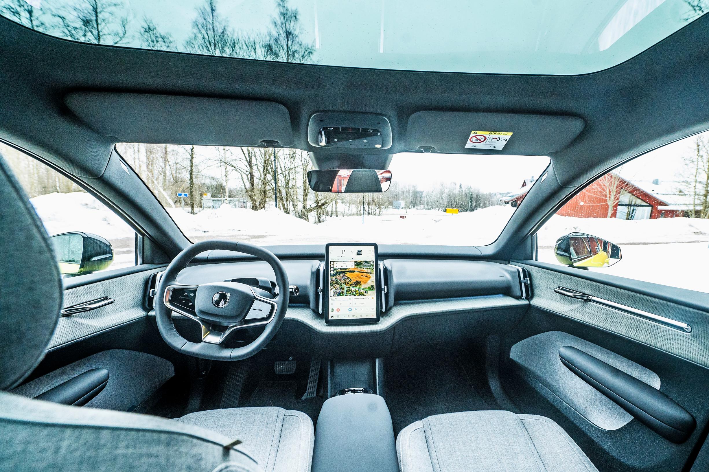 Volvo EX30:n ohjaamo on pelkistetty äärimmilleen. Ratti sentään vielä löytyy, mutta muuten jättimäinen keskinäyttö on se olennaisin juttu. Ihan perustoiminnoissakin riittää hämmästeltävää ja opiskeltavaa.