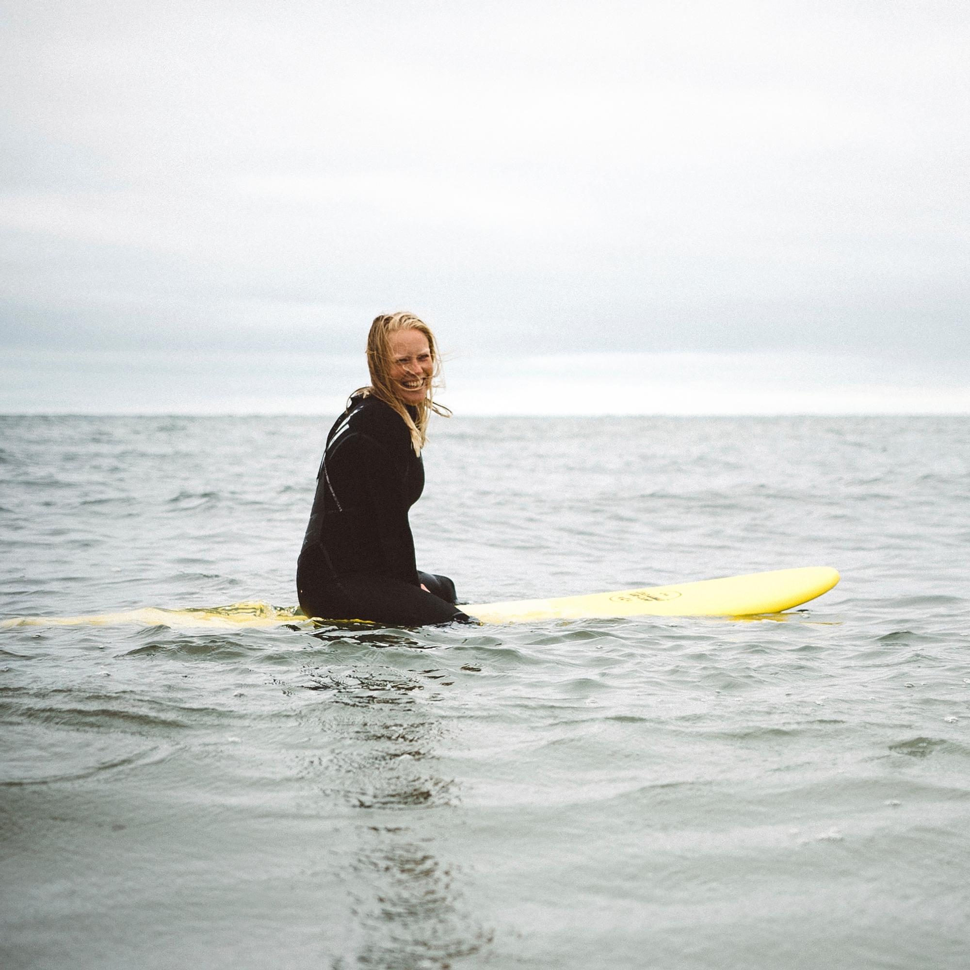 Lautailua jäisillä laineilla – surffailu pohjoisilla seuduilla vaatii kanttia