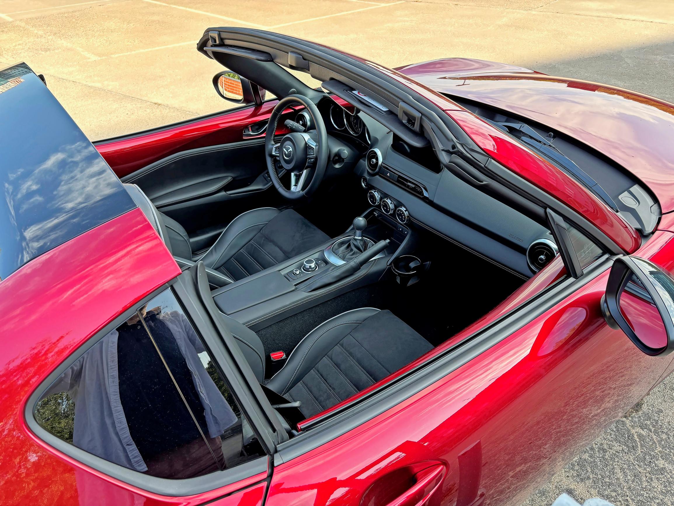 Mazda MX-5 muuttuu avoautoksi napin painalluksella. Silloin vain taivas on rajana.