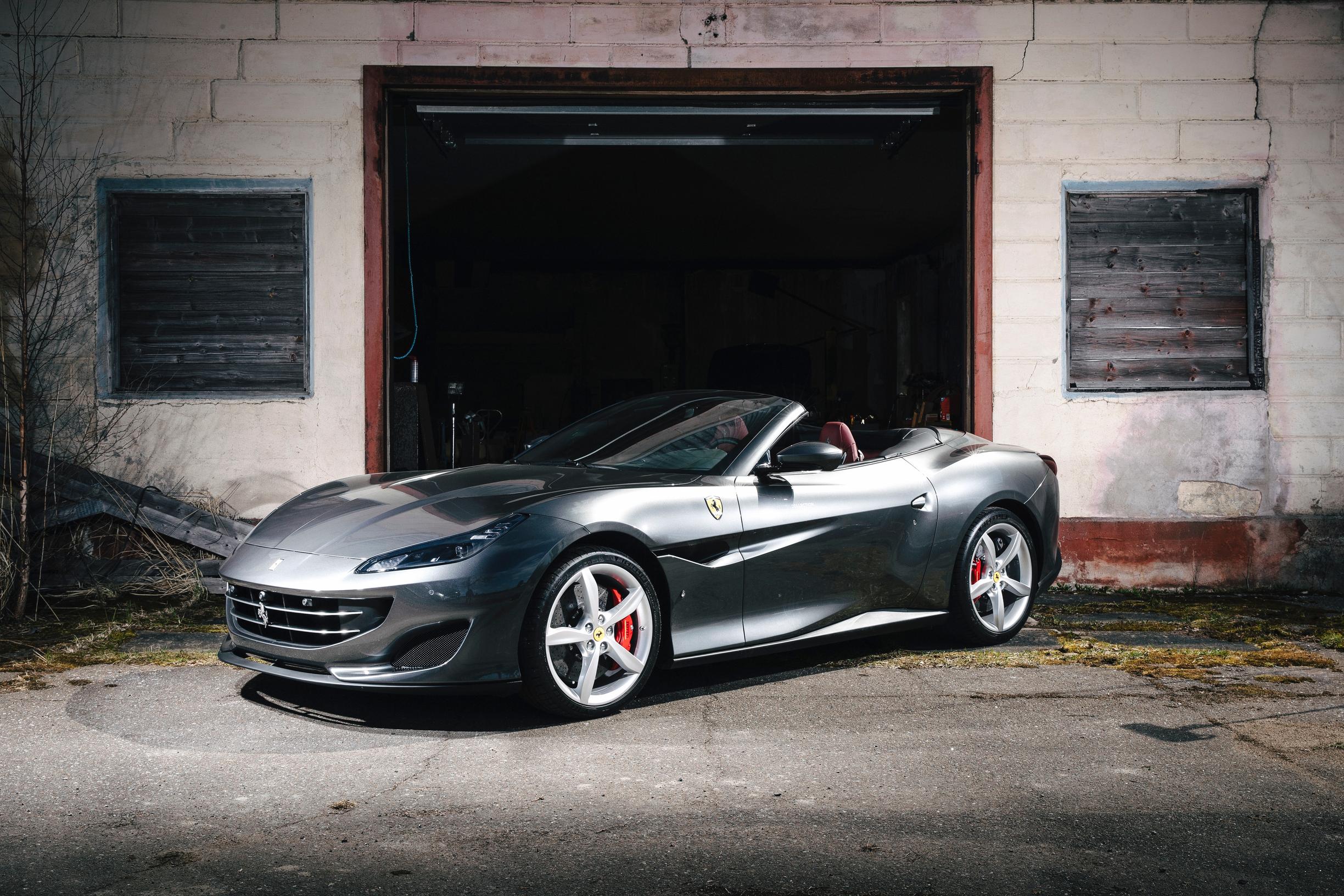 Tuulilasin koeajossa Ferrari Portofino