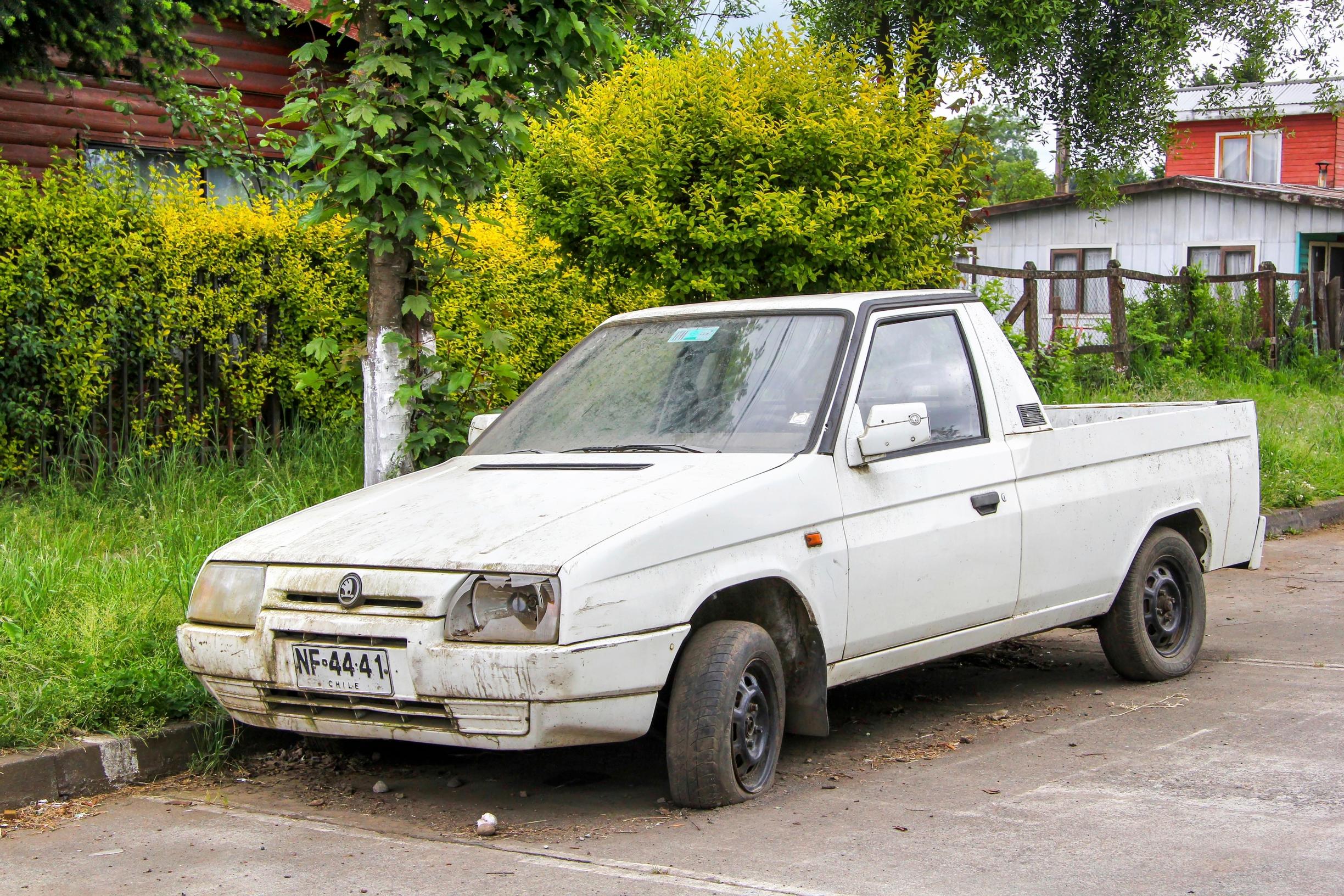Skoda Favorit -pick-up hylättiin tien poskeen Chilessä jo aikoja sitten. Lähtisiköhän tuo pienellä pintaremontilla uudestaan liikenteeseen?