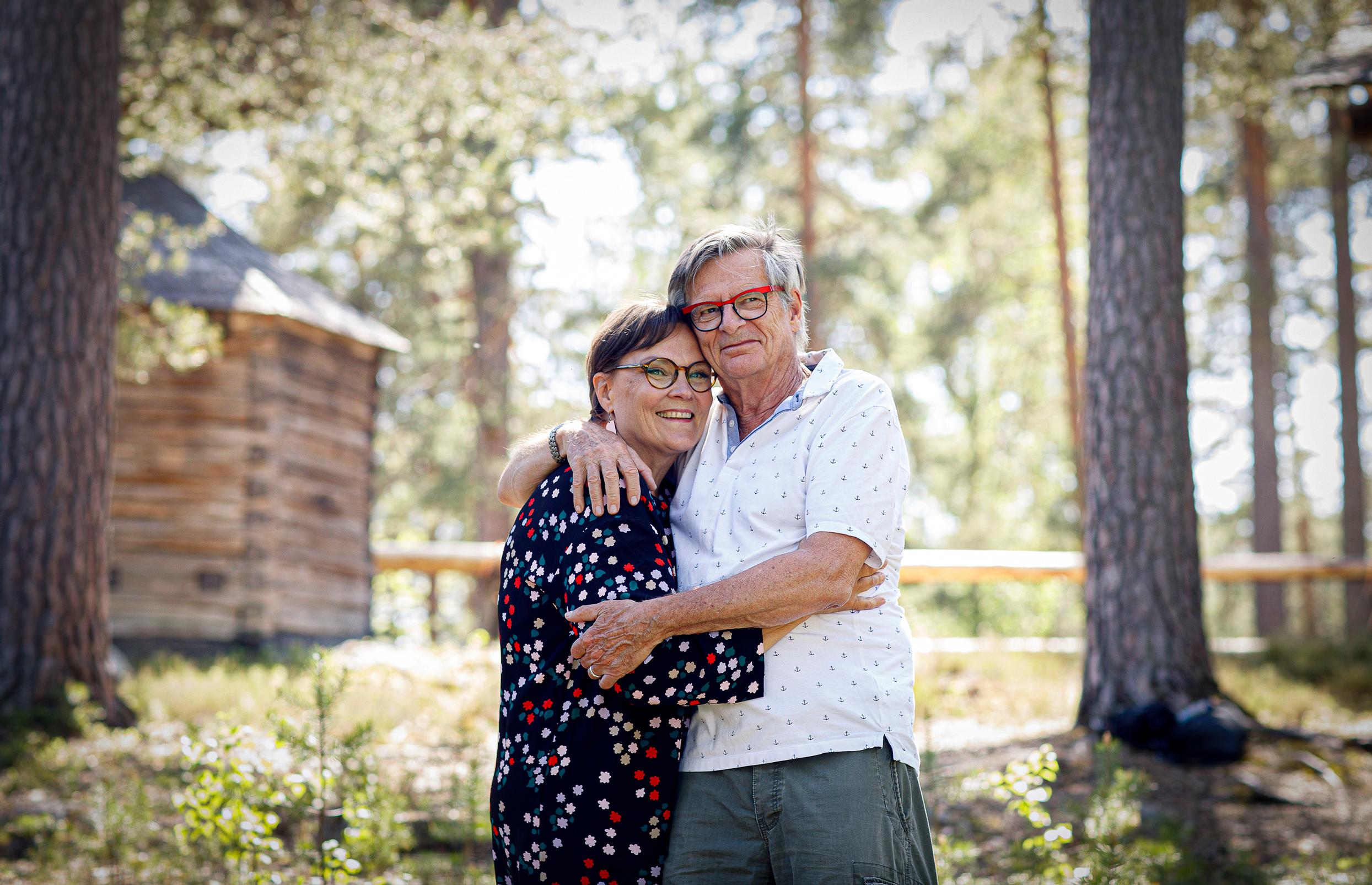 Eppu ja Kurt Nuotio: "Meidän sukupolvemme on oppinut halailemaan ja ottamaan toisistamme kiinni, mutta voimmeko jatkaa sitä tapaa?" – Kurren vakava sairastuminen pakotti palaamaan Suomeen