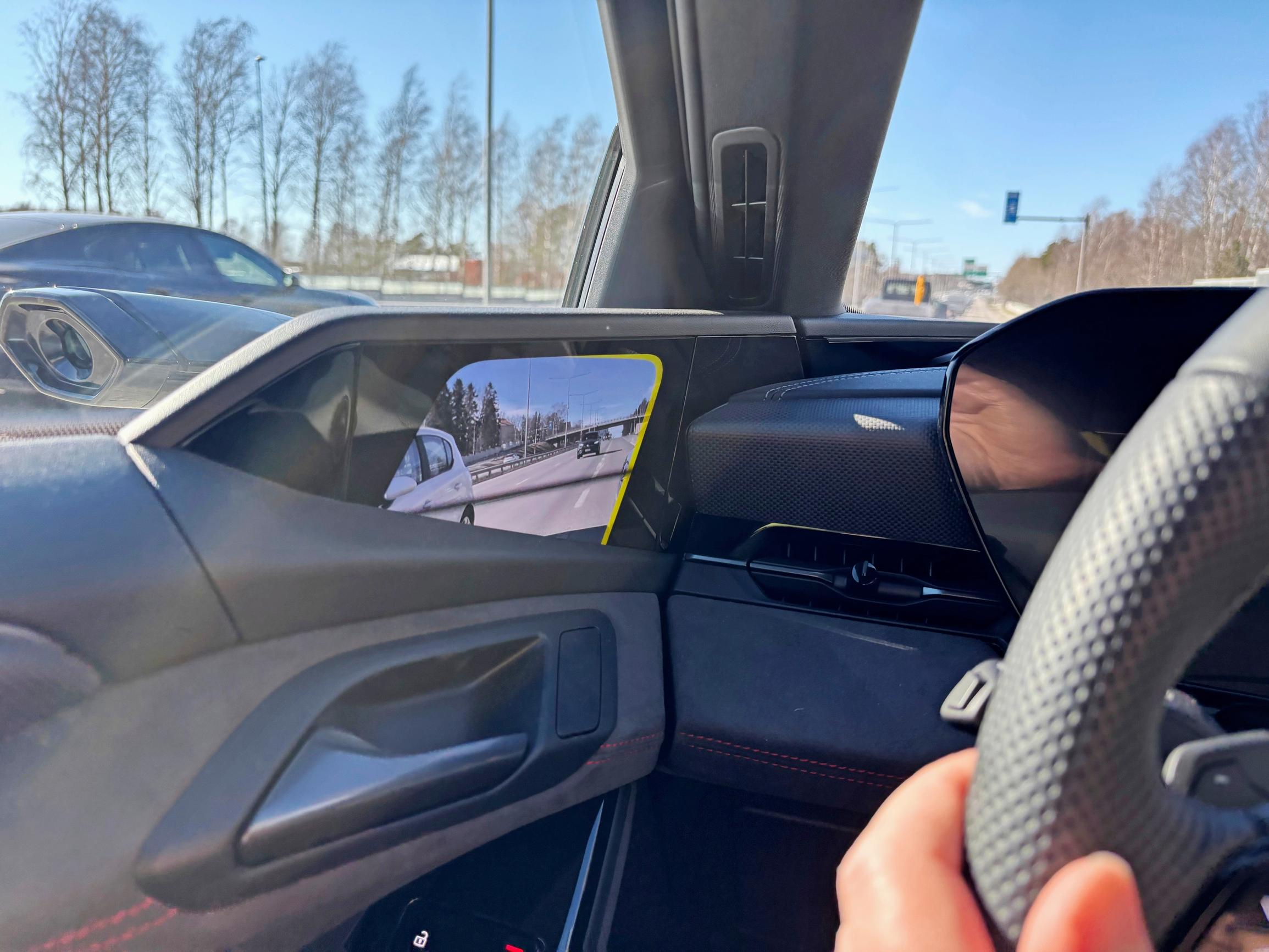 Audi S6 Avant e-tronissa sivupeilit on korvattu kameroilla ja pikkunäytöillä. Näkymä on aivan erilainen kuin peileillä. Luottamusta ei koeajoviikon aikana syntynyt.