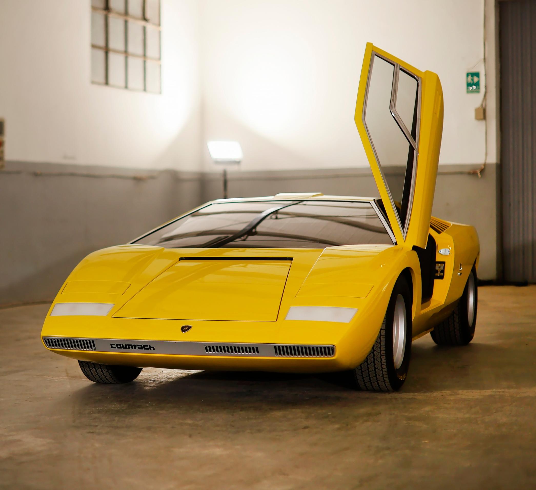 Lamborghini Countach LP500 ja ne kuuluisat saksiovet.