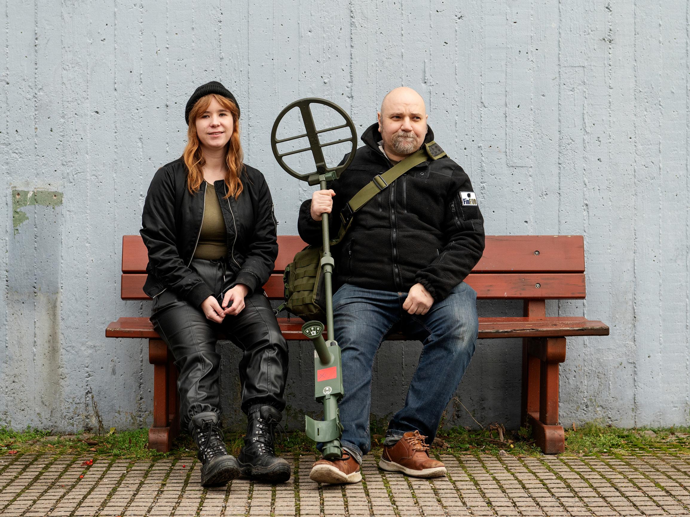 Suomalaiset Aria Kuunvaara ja Antti Rytivaara raivaavat miinoja Ukrainassa – Tällaista on työ, jossa panoksena on oma henki