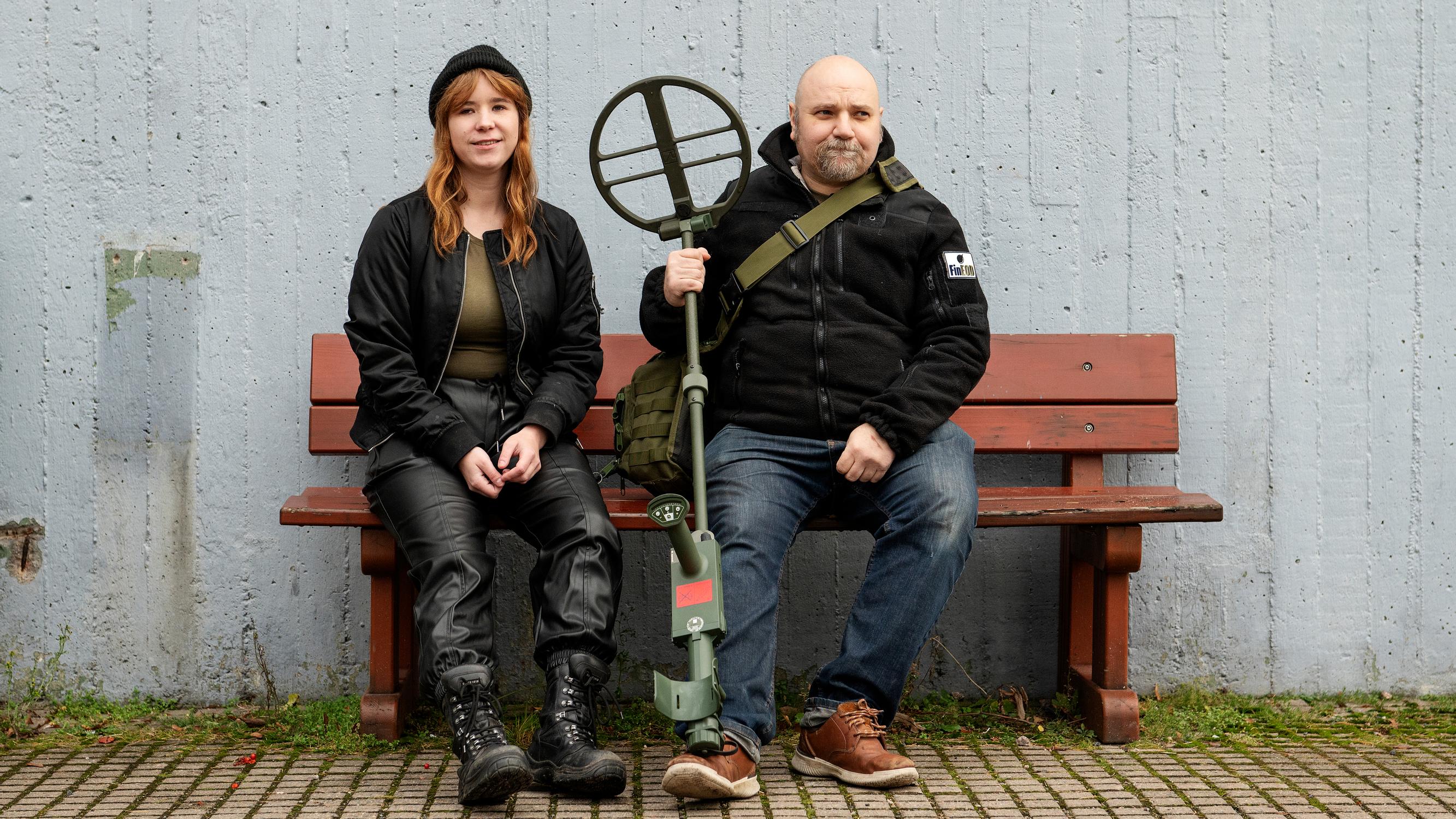 Suomalaiset Aria Kuunvaara ja Antti Rytivaara raivaavat miinoja Ukrainassa – Tällaista on työ, jossa panoksena on oma henki