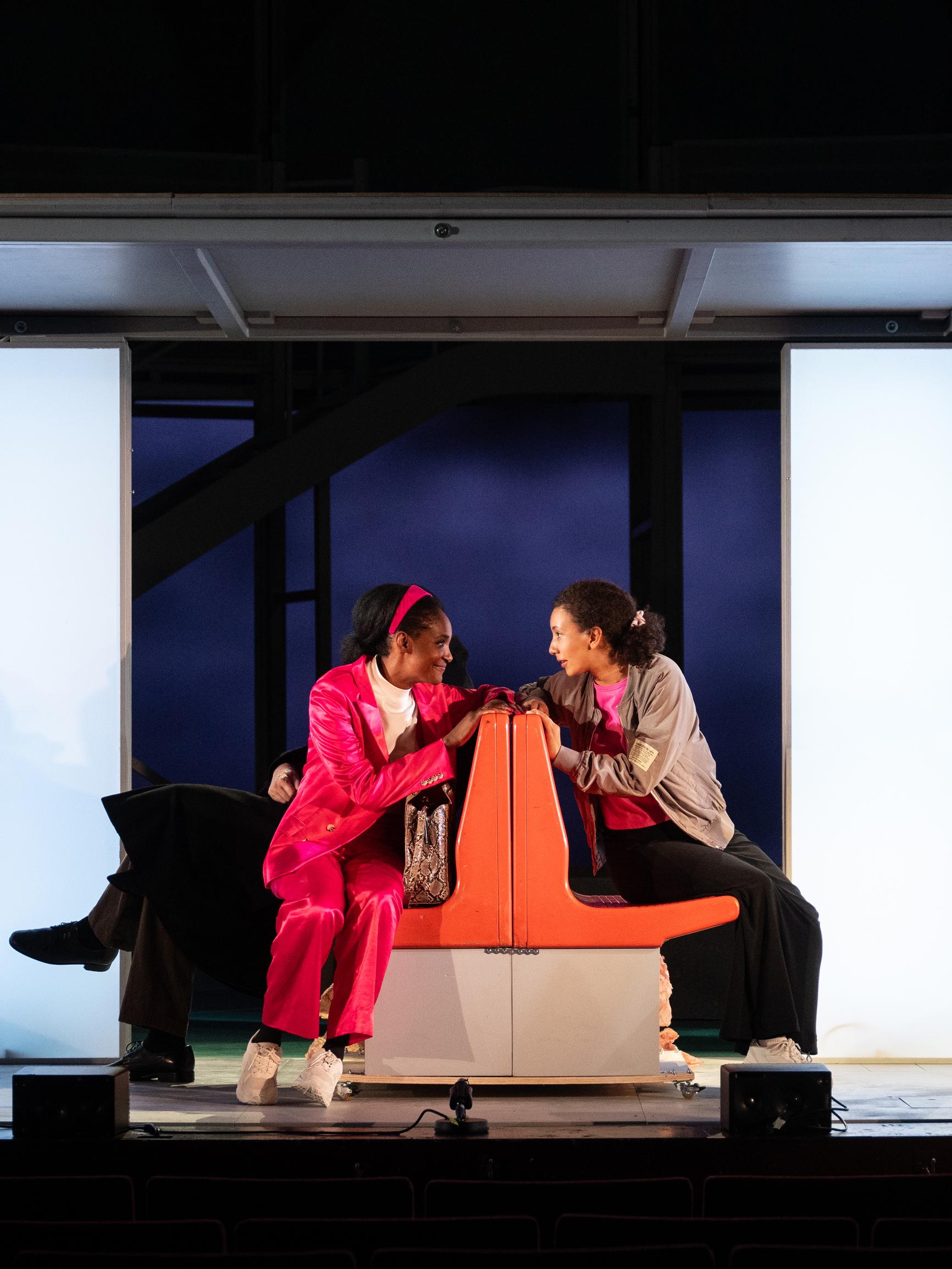 Tytöille, jotka ajattelevat olevansa yksin – Kansallisteatterissa nähdään vuoden teatteritapaus