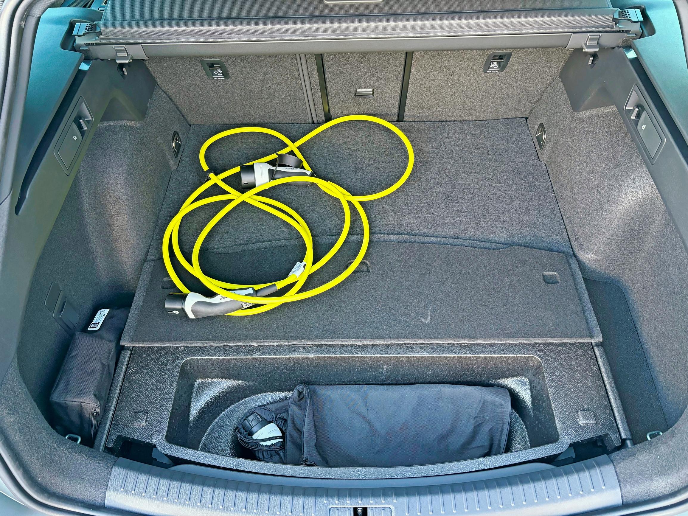 Cupra Leon Sportstourerin sähköelektroniikka leikkaa hieman tavaratilan vetoisuutta. Latausjohdon saa halutessaan piiloon välipohjan alle.