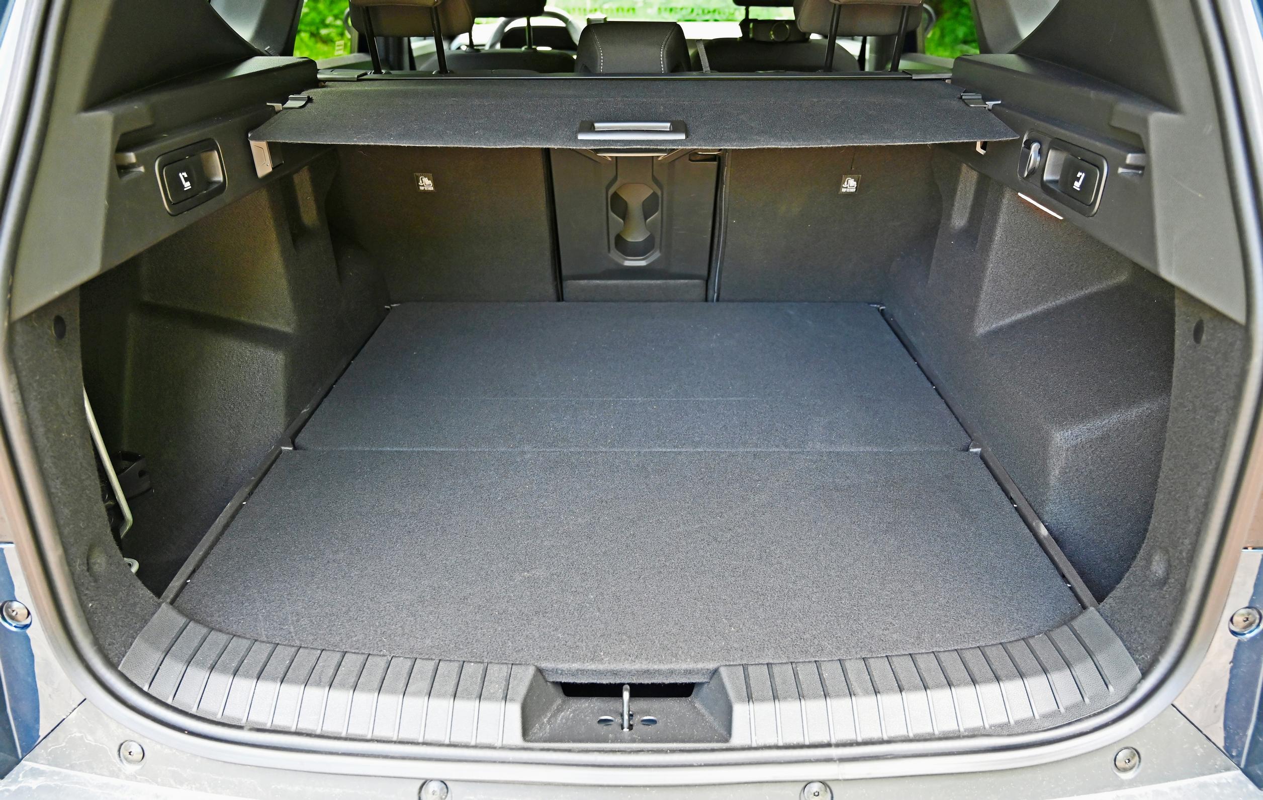 Dacia Bigsterin tavaratilan koko vaihtelee hieman eri versioiden välillä (koeajoautossa 546 – 1 912 litraa), mutta tilaa on joka tapauk-sessa runsaasti. Käytännöllisyyttä lisää kolmeen osaan jaettu takapenkin selkänoja EasyFold-toiminnoin; eli takapenkit saa kipattua kätevästi tavaratilasta käsin.