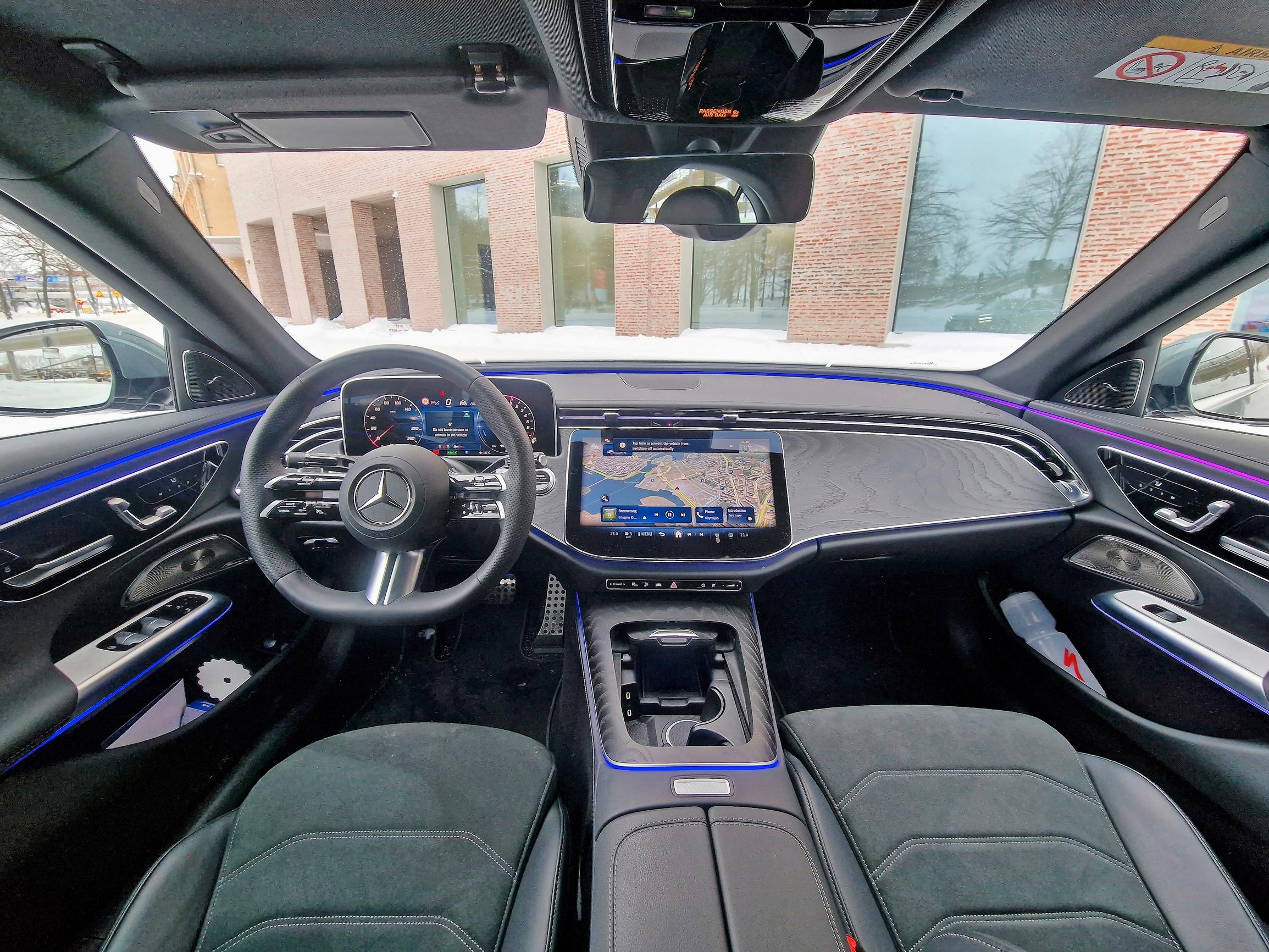 Mercedes-Benz 300e 4Maticin ilmastoinnin säätäminen keskusnäytön kautta toimii ongelmitta.