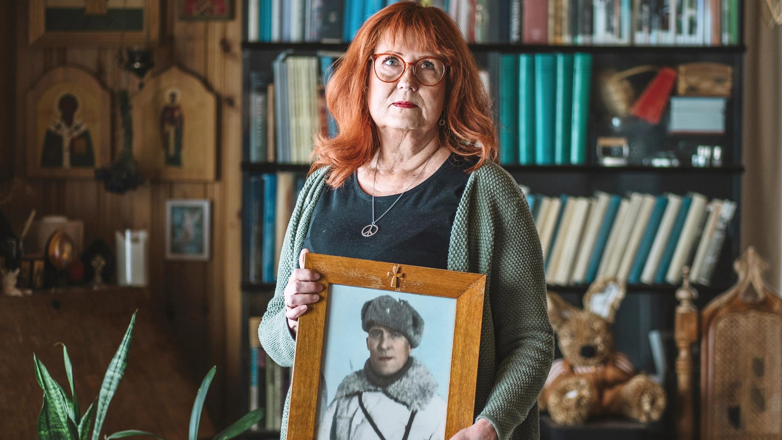 Isoisä oli rintamakarkuri, josta ei koskaan puhuttu – Tuija Saarinen-Härkönen selvitti, kuinka Eino oli elänyt koko elämänsä yhteiskunnan marginaalissa