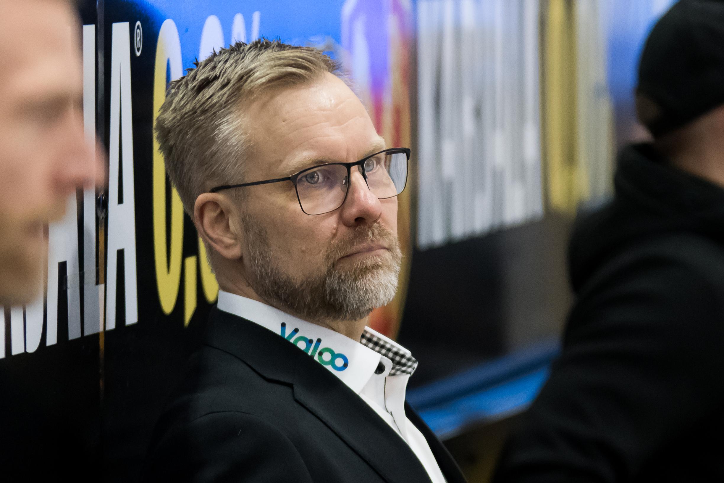 Petteri Sihvonen antaa välittömästi lahjomattoman tuomionsa: Saiko Mikko Manner Liigan pohjanoteerauksen peliin mitään ryhtiä?