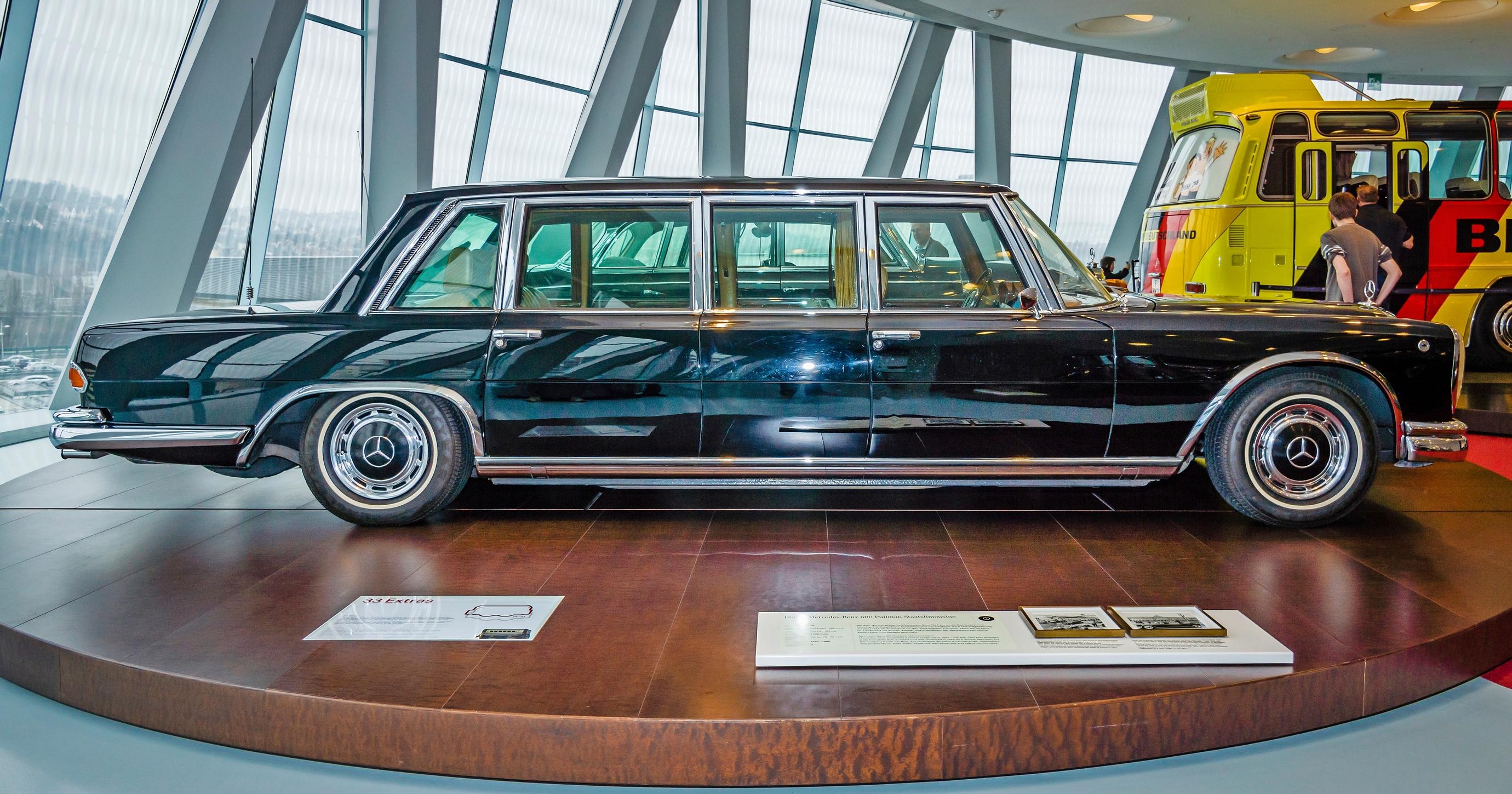 Mercedes-Benz 600-mallia tehtiin aikoinaan monella eri akselivälillä. Tässä on pidemmän pään limo.