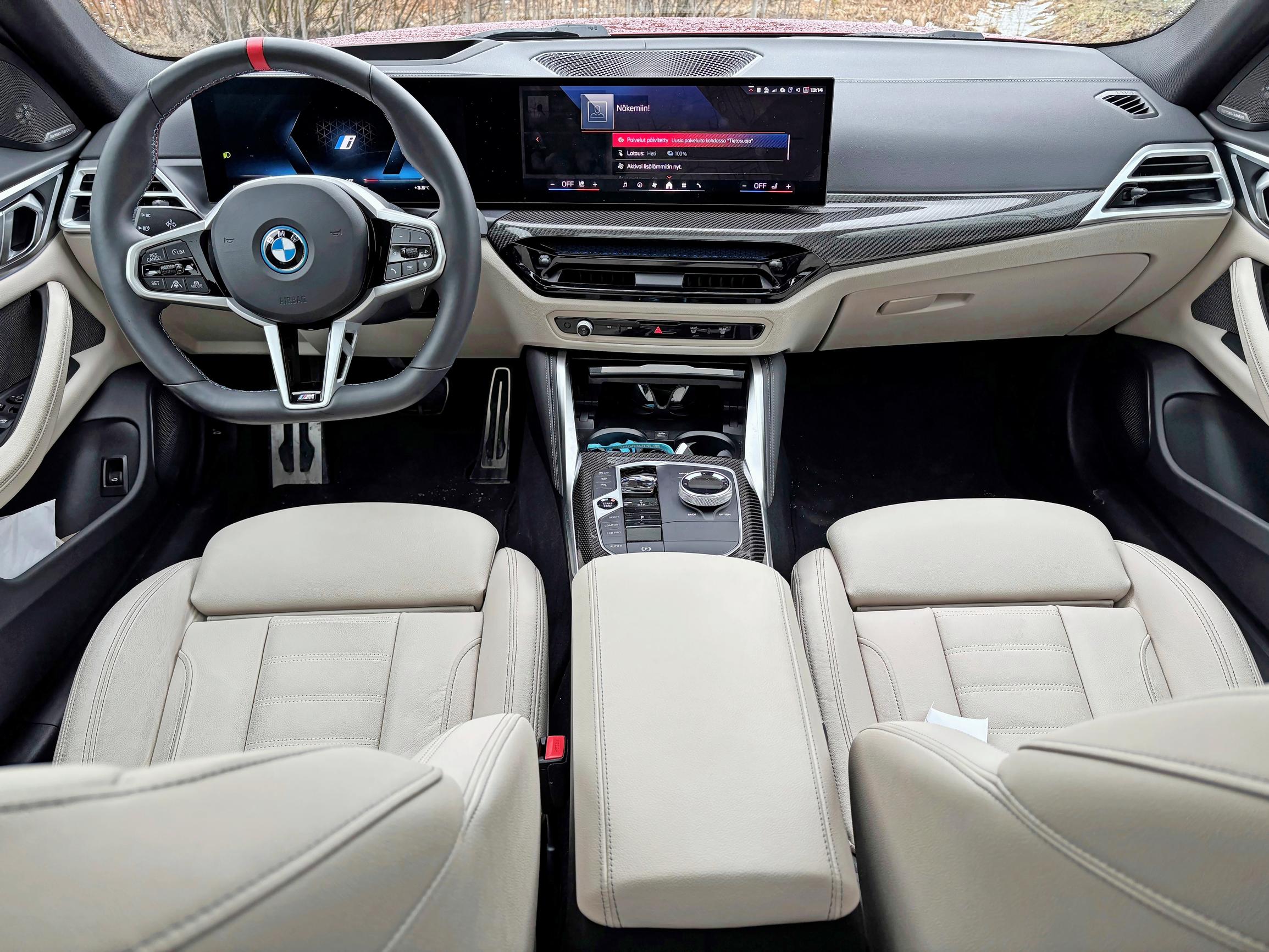 BMW i4 M50:n ohjaamoilmettä on modernisoitu. Vaihdekeppi on korvattu keskikonsolin pienellä kristallisella vivulla.