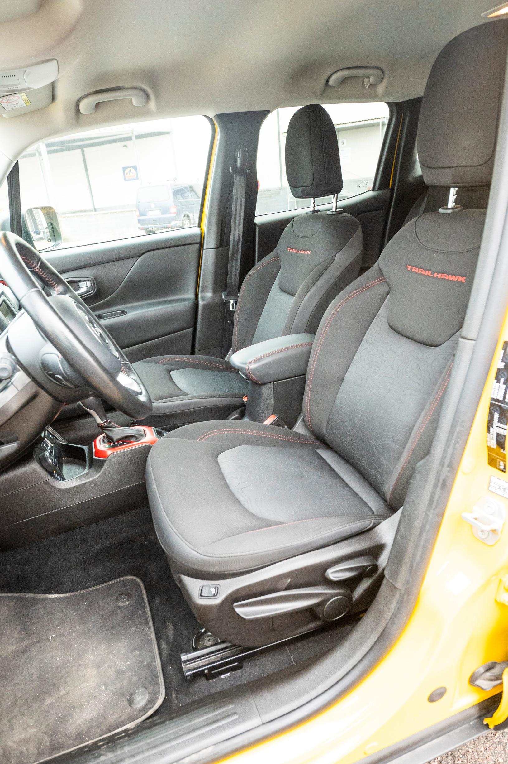 Käytetty Jeep Renegade 2016 Tuulilasin koeajossa. Edessä istutaan herroiksi.