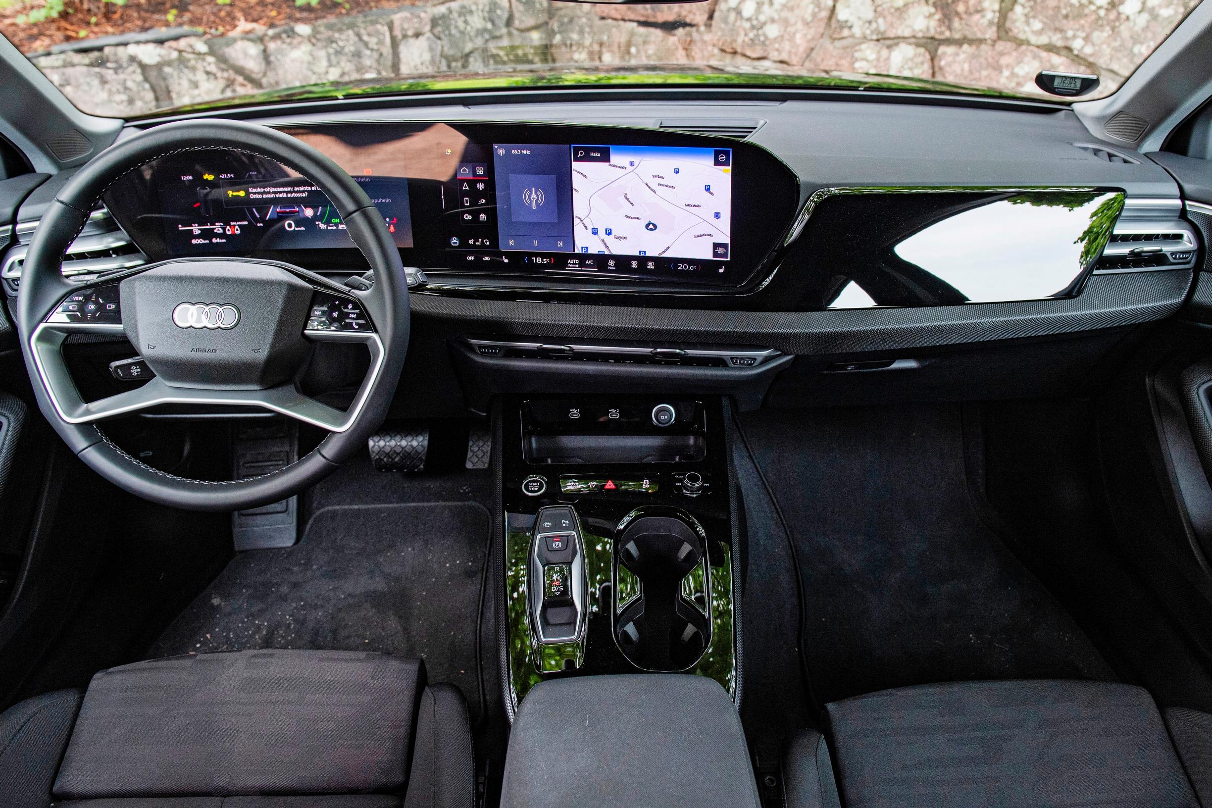 Audi A5 Avant kaarelle taivutettu mittariston ja keskinäytön yhdistelmä on näyttävä.