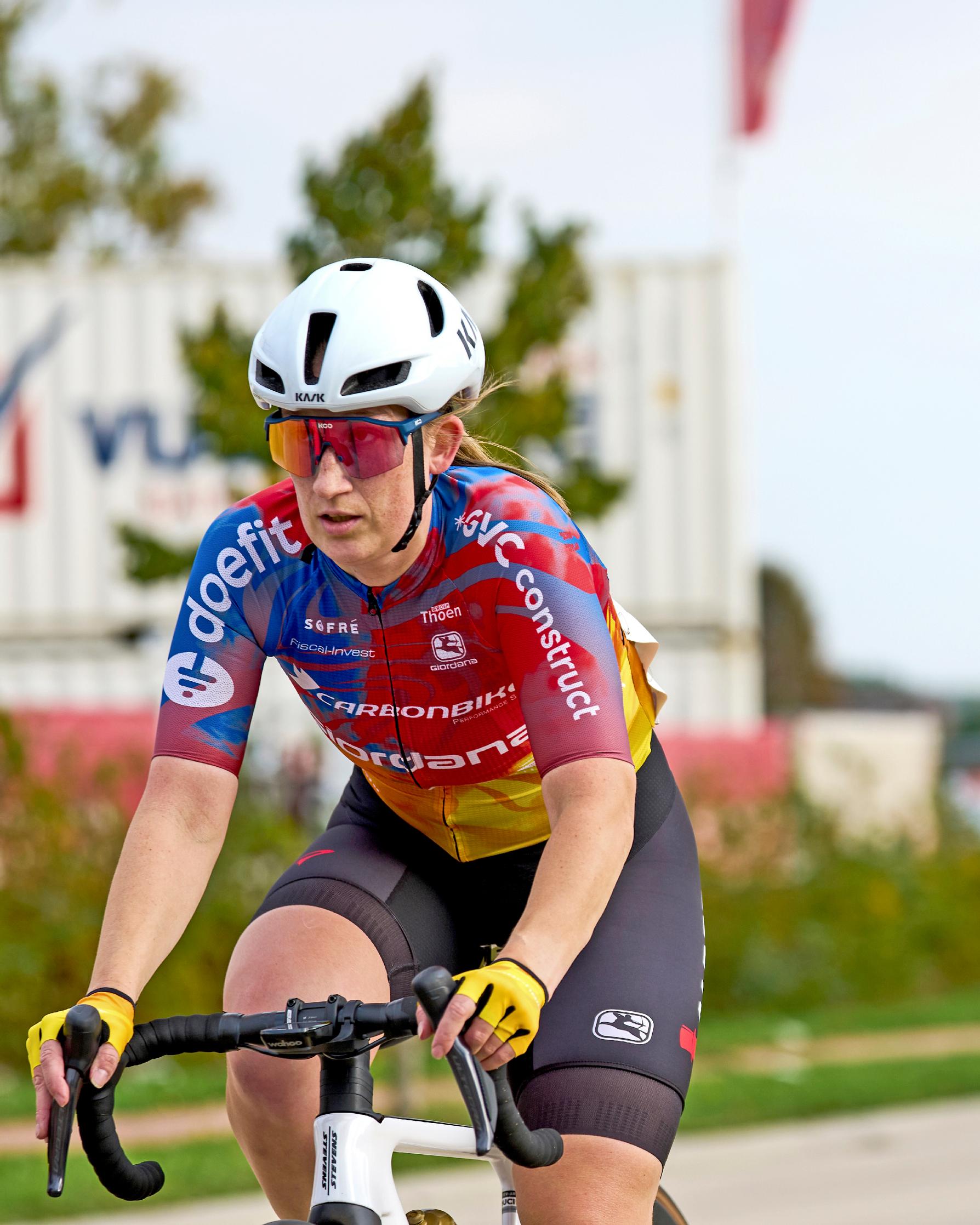 Laura Vainionpää muutti pyöräilyn perässä Kauhajoelta Belgiaan – Nyt hän jakaa pikkukaupungissa postia ja harmittelee belgialaisten äitiysvapaiden lyhyyttä