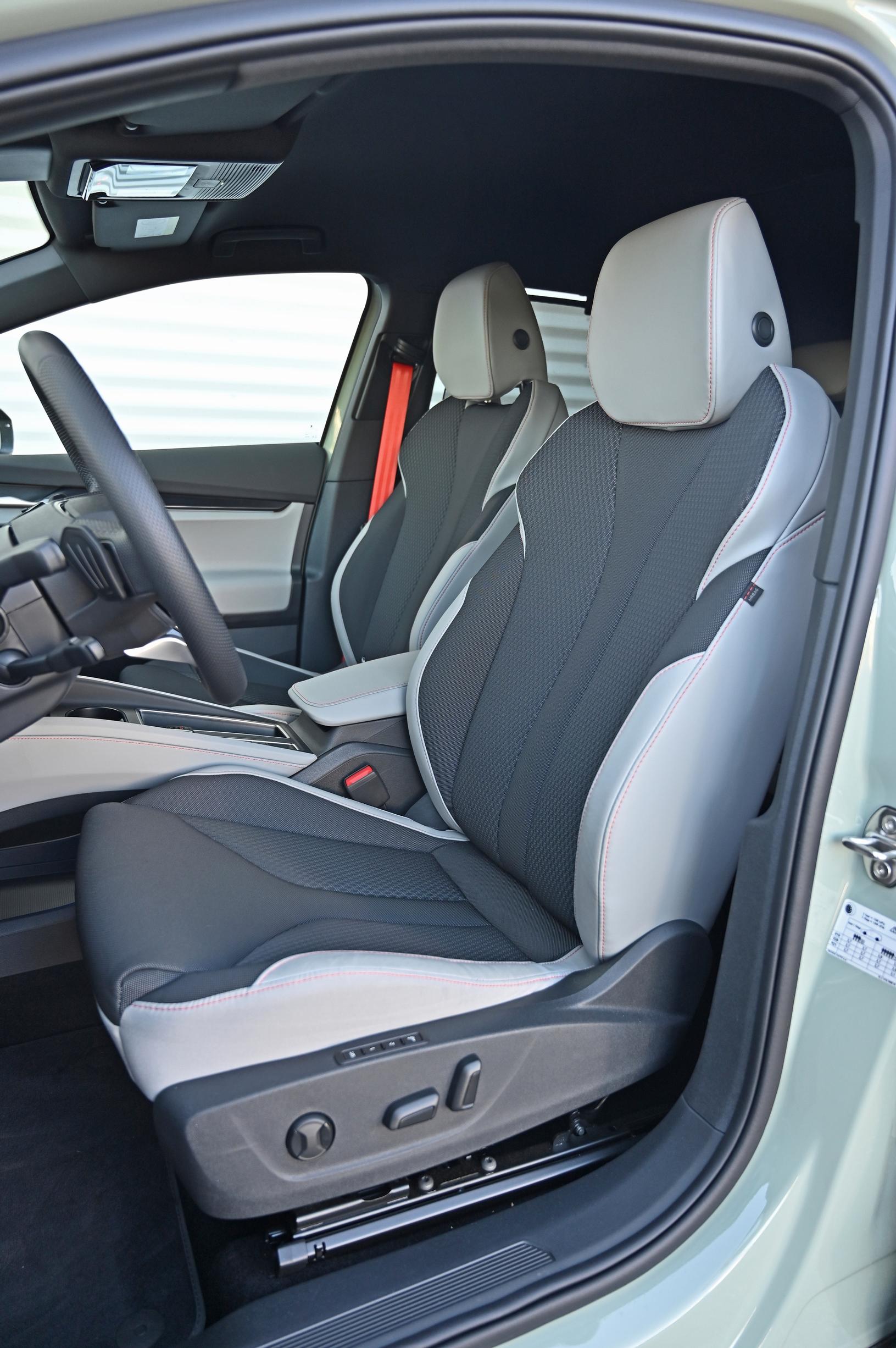 Skoda Elroq 85 Stylen etuistuimissa on mainio selkätuki, mutta istuinosaan kaipaisi reisituen pituuden säätöä.