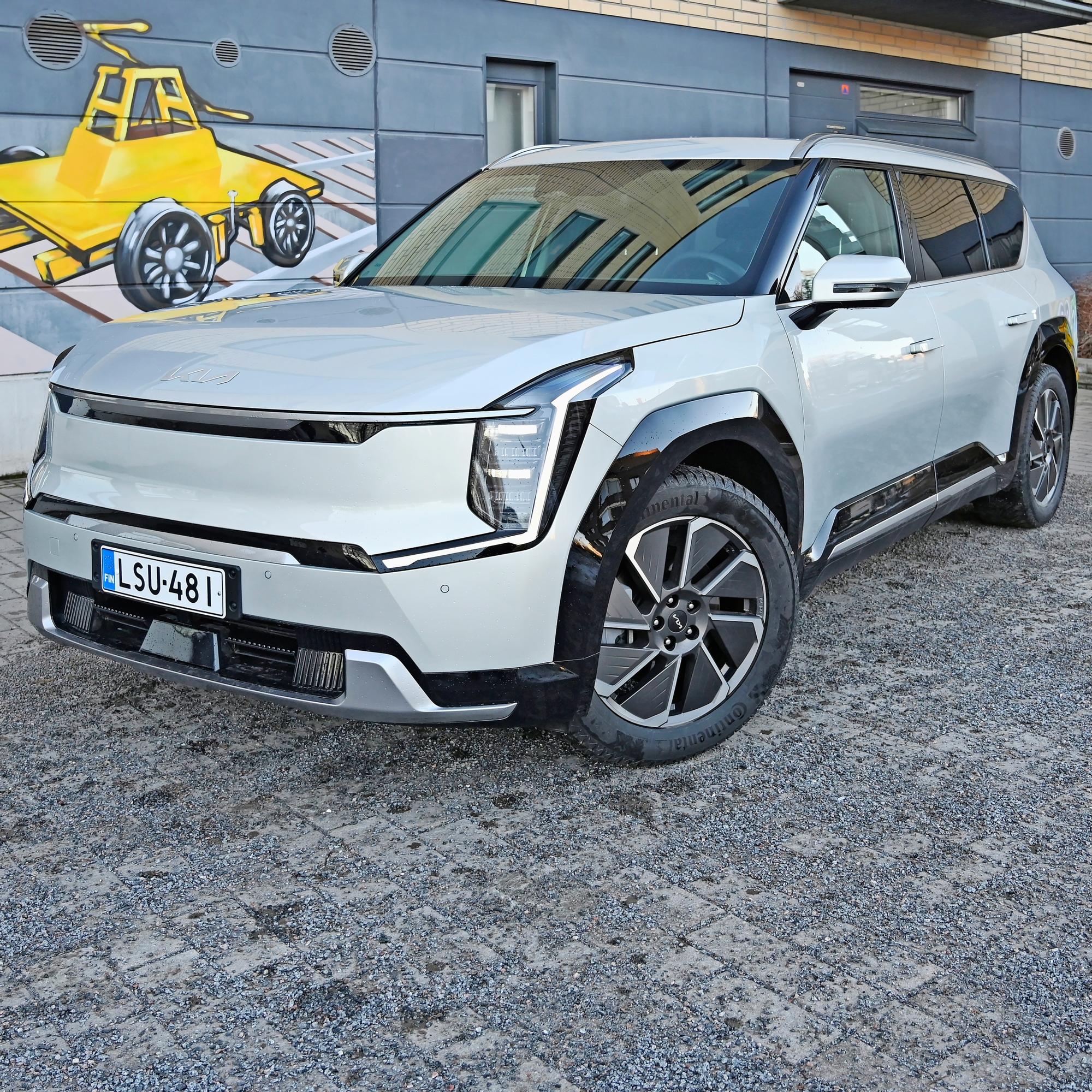 Kia EV9 – Takavetoinen seitsemän hengen sähköauto vetoaa mukavuudellaan ja hulppeilla tiloillaan – hulppea on hintakin