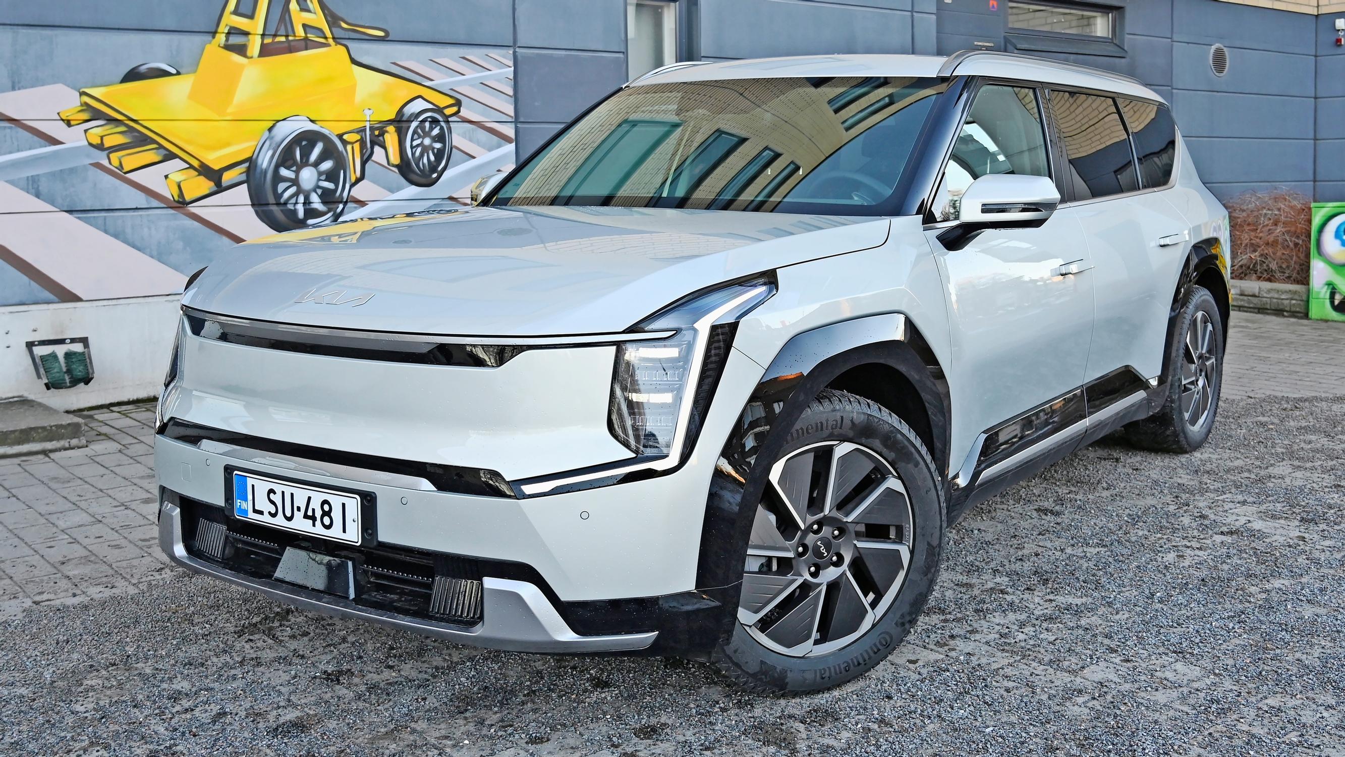 Kia EV9 – Takavetoinen seitsemän hengen sähköauto vetoaa mukavuudellaan ja hulppeilla tiloillaan – hulppea on hintakin