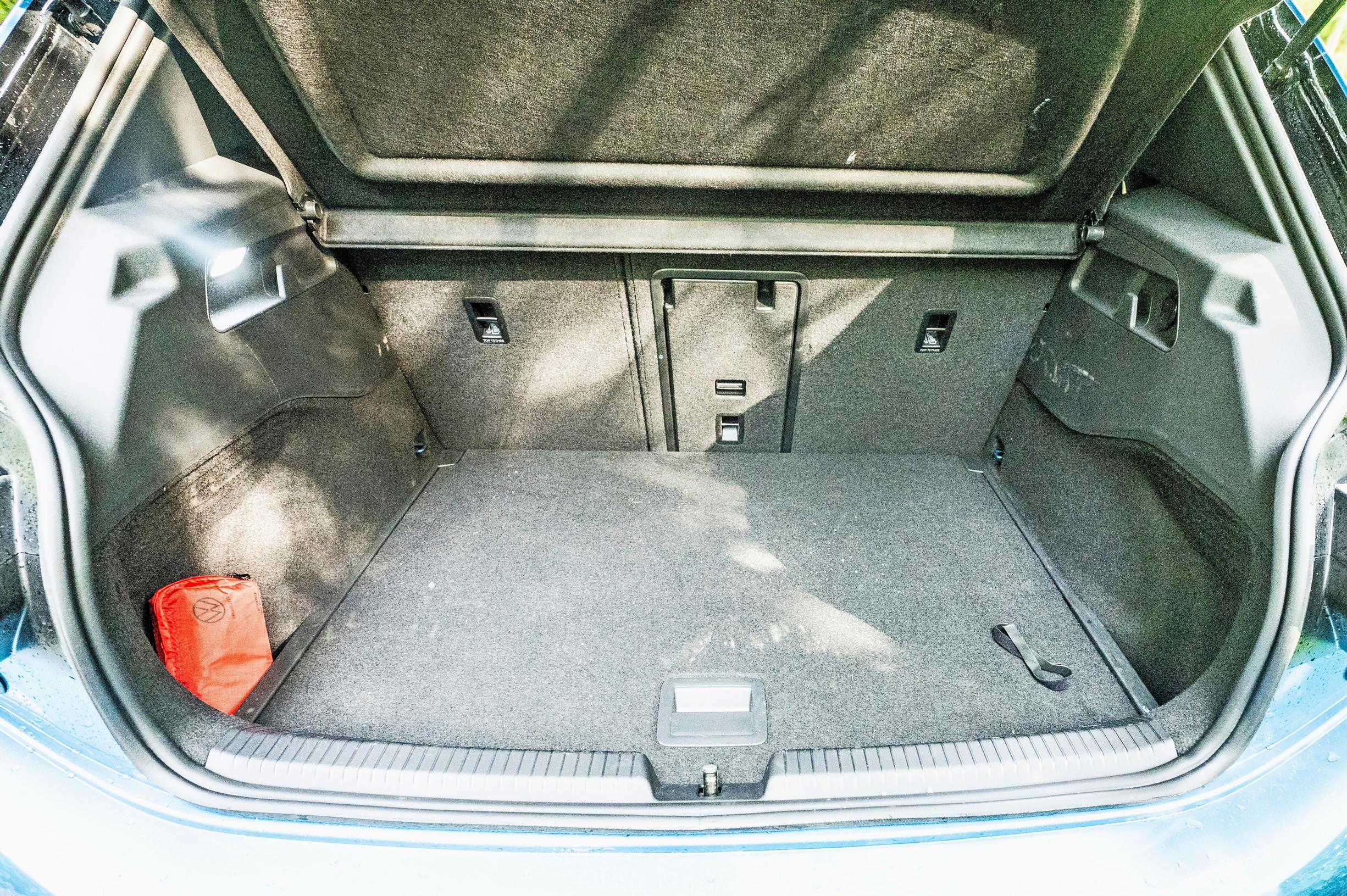 Volkswagen ID.3 Pro S Business Maxin tavaratila ei ole mitenkään jättimäinen, mutta imaisee sisäänsä kohtuullisesti matkatavaroita.