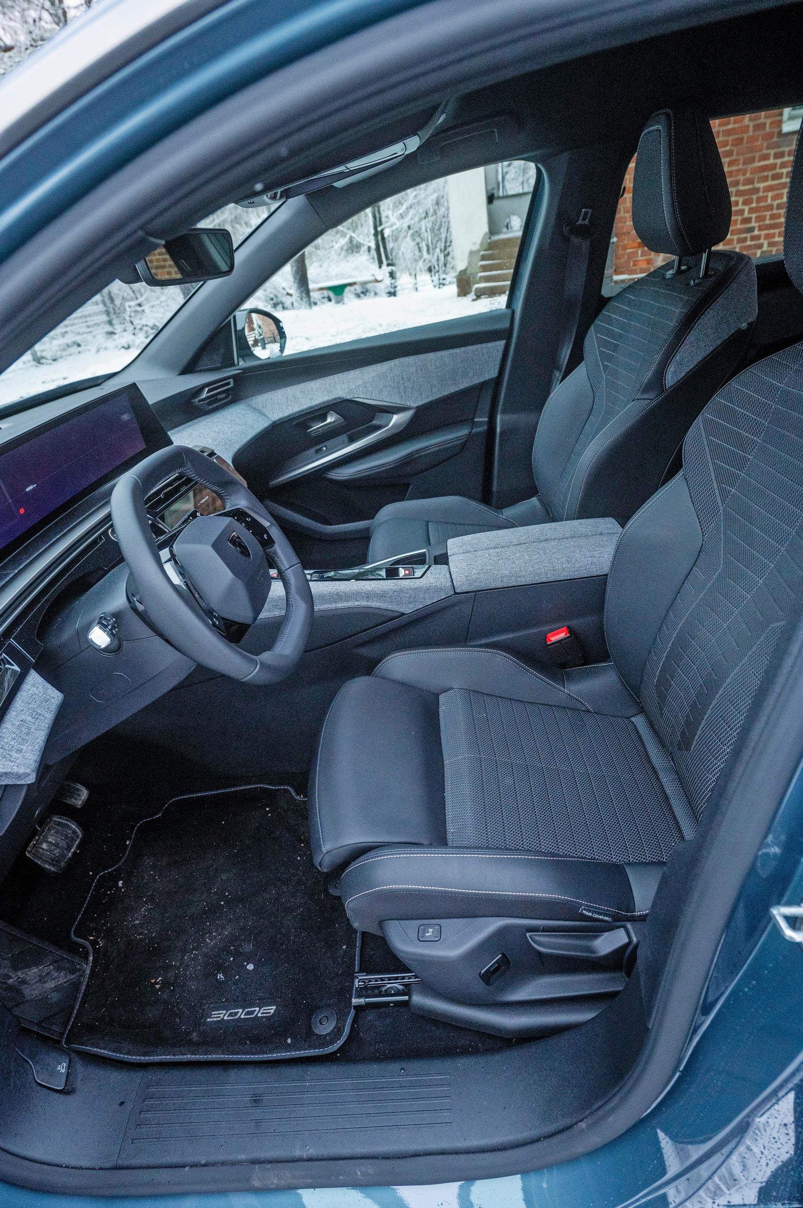 Peugeot E-5008: kuljettajalla on erinomaiset oltavat. Niin sanottu AGR-istuin on tukeva ja hyvin muotoiltu.