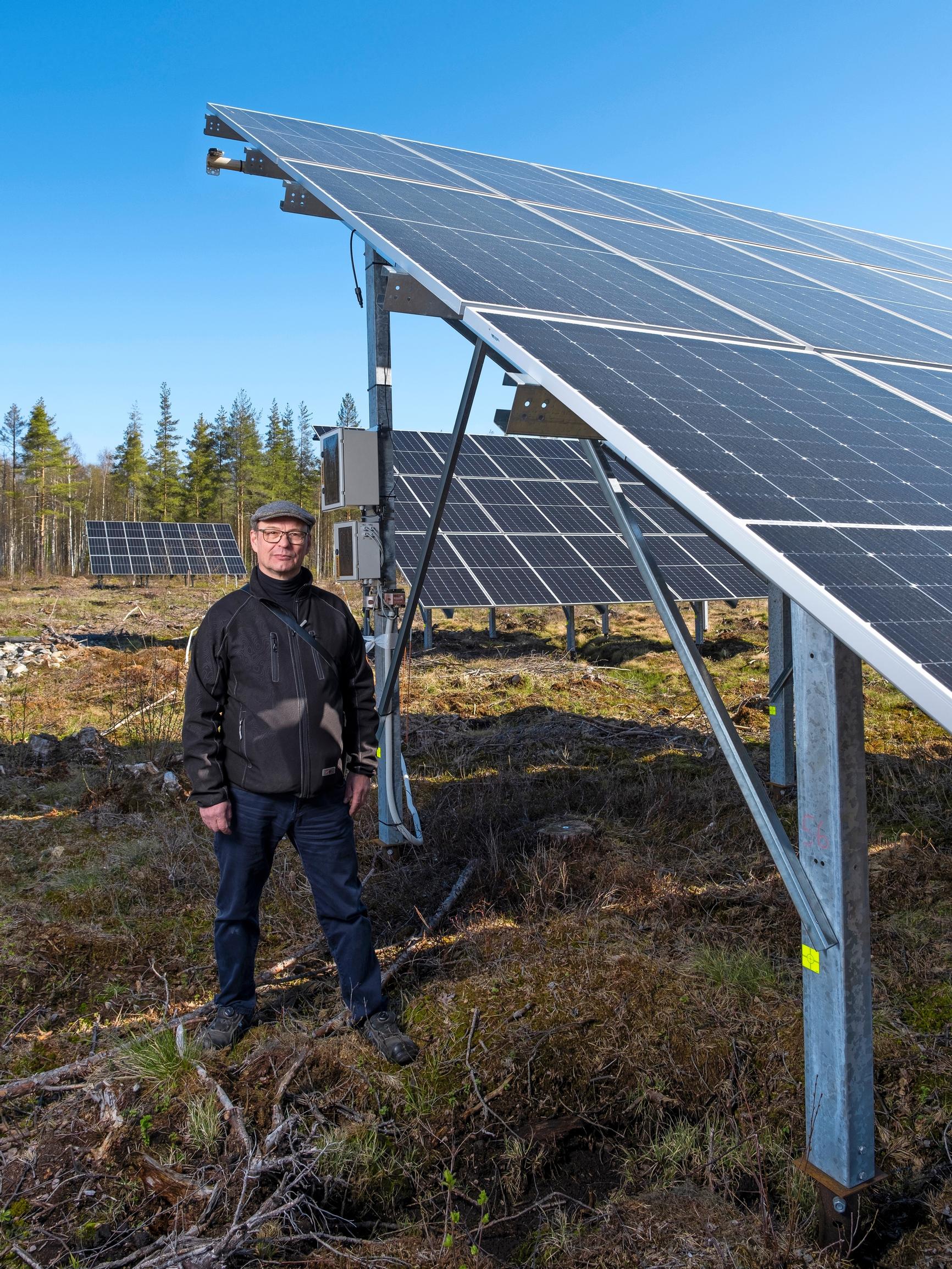 Kosteikkoon on upotettu 5 000 kantoa – Kontiolahdella kehitetään aurinkovoimaa yhdessä suoluonnon ennallistamisen kanssa 