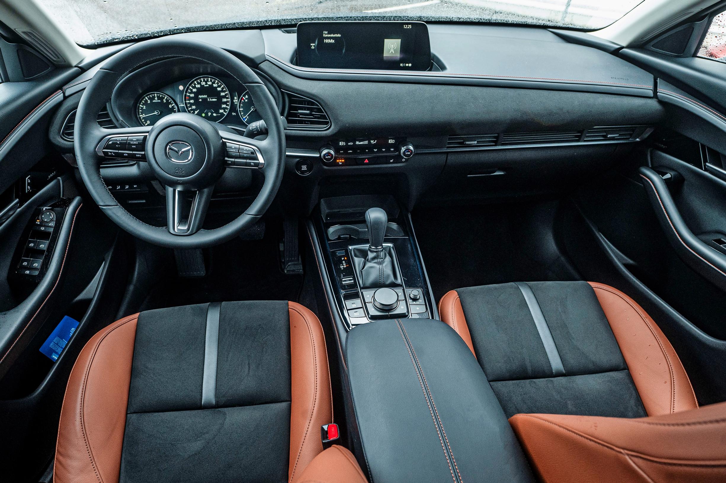 Mazda CX-30 Nagisan kojelauta on tyylikäs ja selkeä.