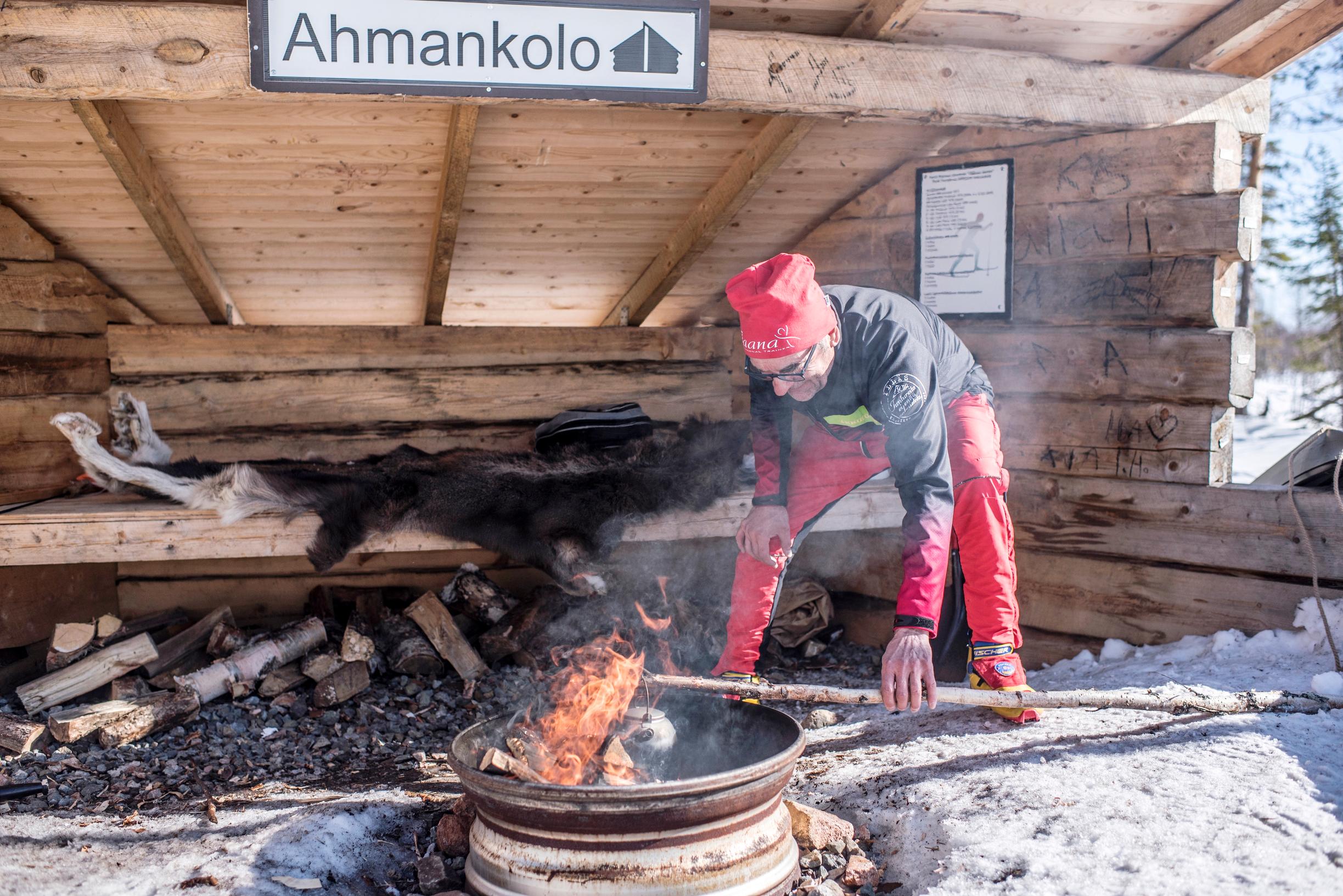 Pertti Teurajärvi Ahmankolon laavulla: Täällä koululaisillekin selviää, kuka se Teura on 