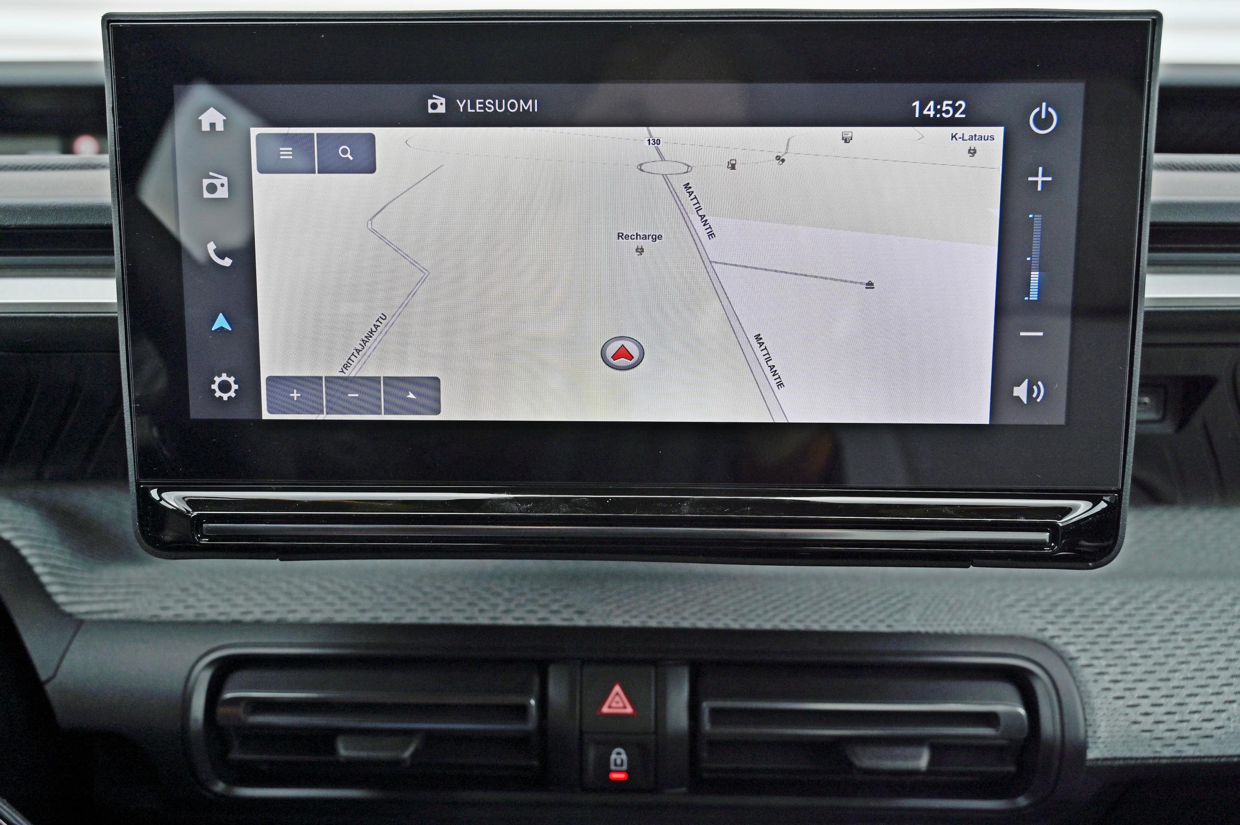 Citroën ë-C3:n kosketusnäyttö ”leijuu” keskellä ohjaamoa. Peruutuskamera tulee aina sen mukana.