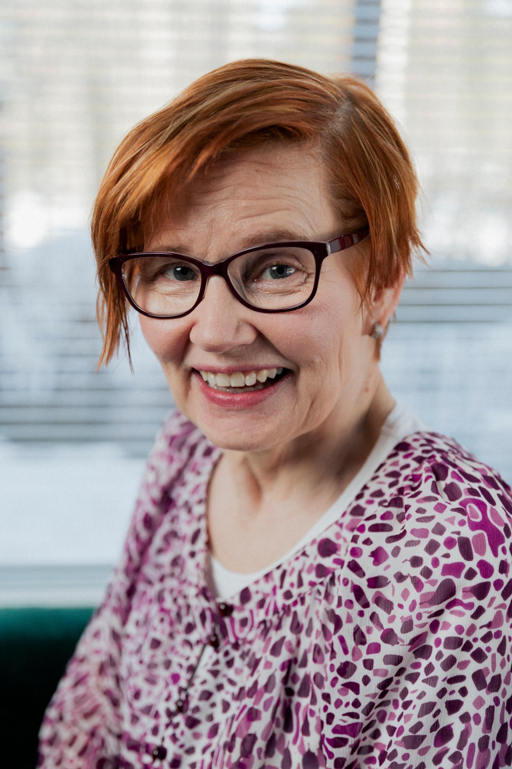 Marja Hawas ei luovuta vaan jaksaa yrittää uudestaan, vaikkapa kun joku tavara karkaa hänen ulottumattomiinsa.